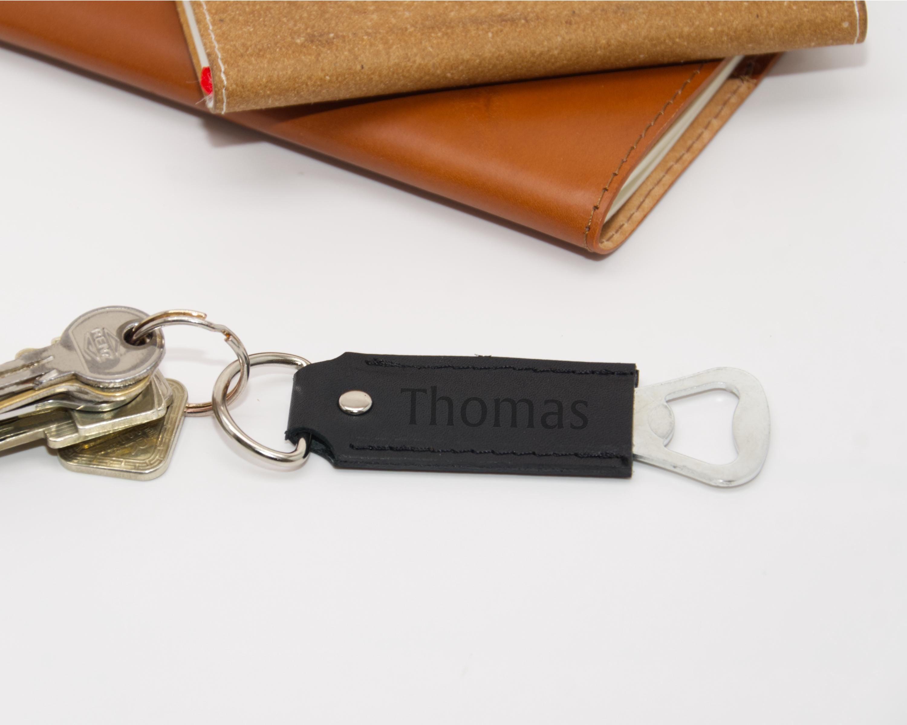 Personalisierbarer Leder Schlüsselanhänger mit Flaschenöffner – Rustikales Accessoire, Geschenk für Männer - KATAAB