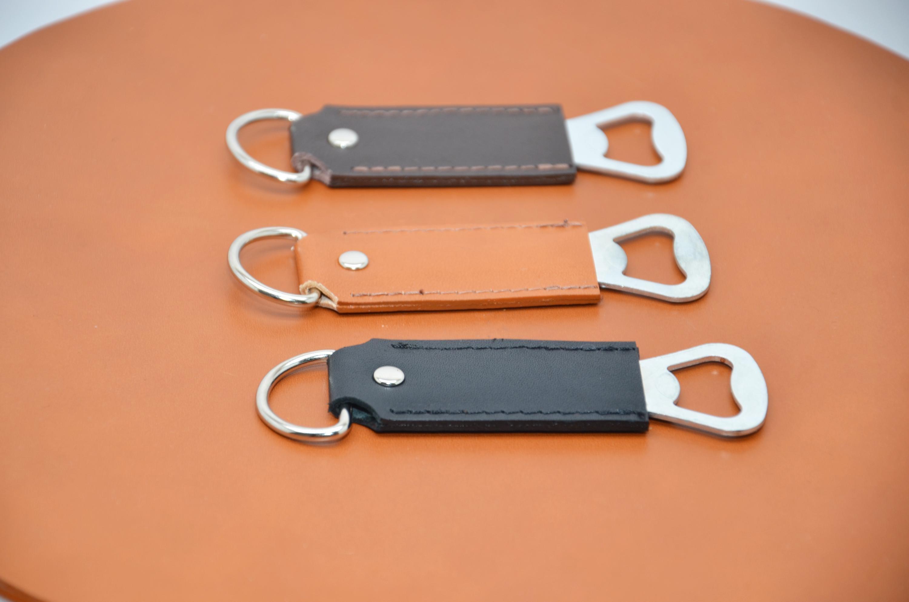 Handgefertigter Leder Schlüsselanhänger mit Flaschenöffner und Gravur – Geschenk für Männer, Rustikales Design - KATAAB