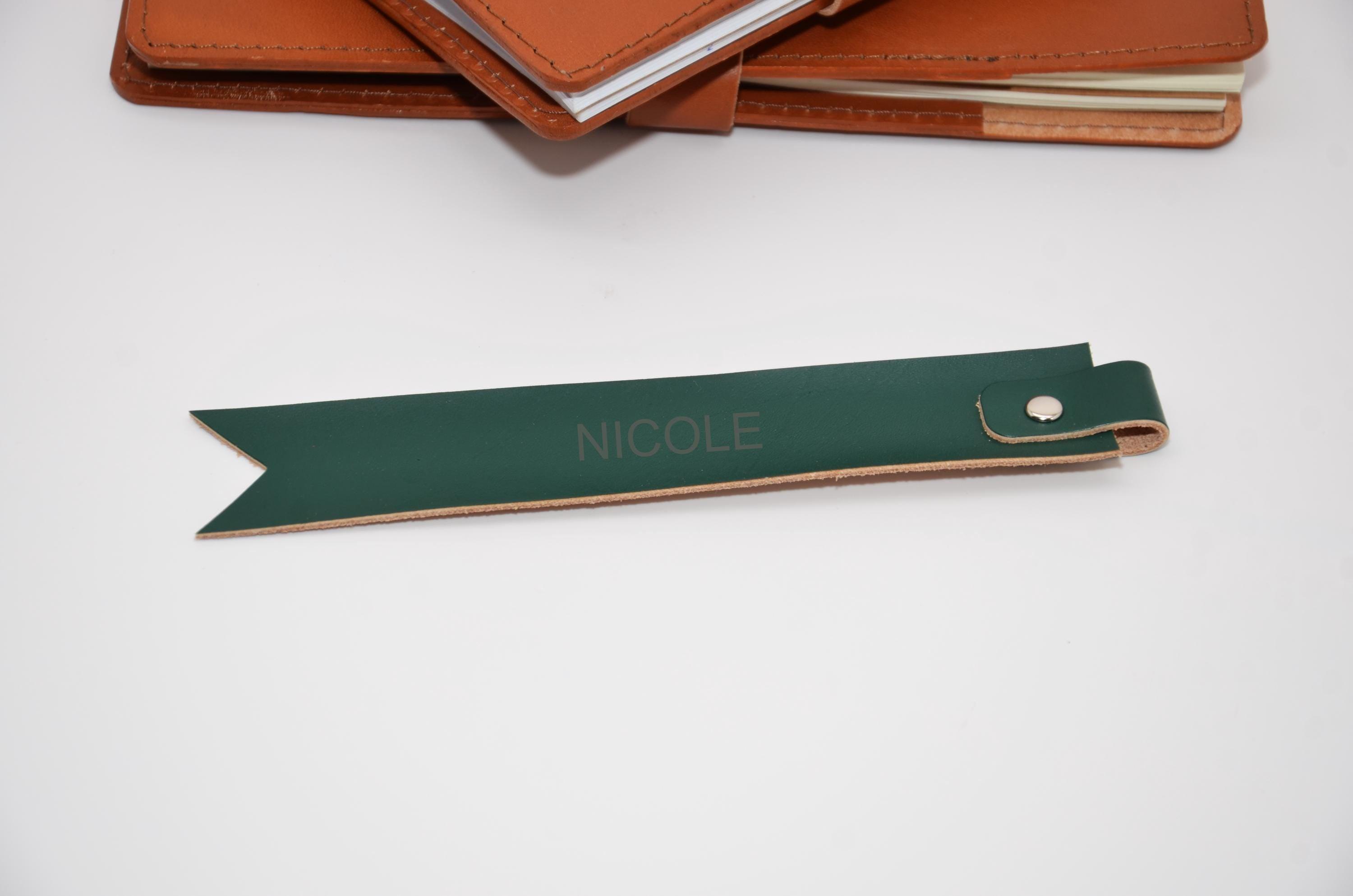 Personalisierter Leder Lesezeichen. Handgefertigtes Buchzeichen mit Gravur. Initialen, Namen oder Lieblingszitate möglich. Größe 18x3cm. - KATAAB