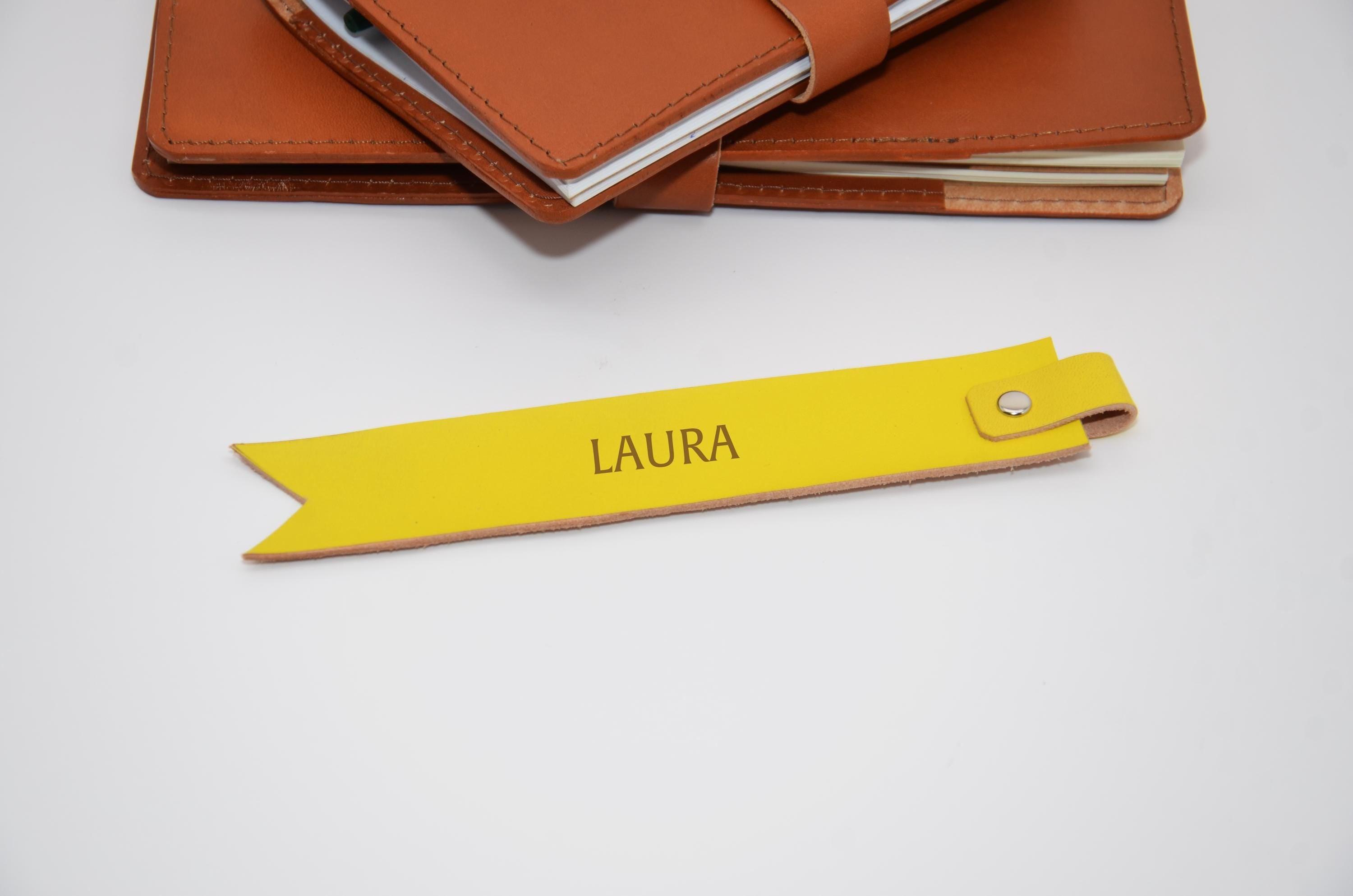 Personalisierter Leder Lesezeichen. Handgefertigtes Buchzeichen mit Gravur. Initialen, Namen oder Lieblingszitate möglich. Größe 18x3cm. - KATAAB