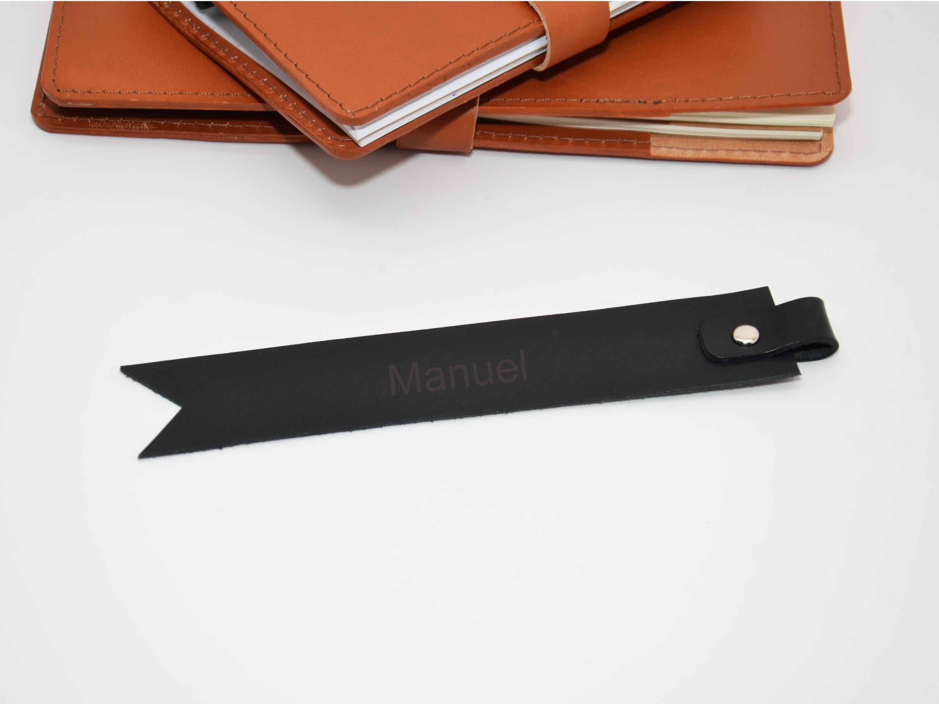 Personalisierter Leder Lesezeichen. Graviertes Buchzeichen mit Initialen oder Namen. Perfekte Geschenkidee für Leseratten. - KATAAB