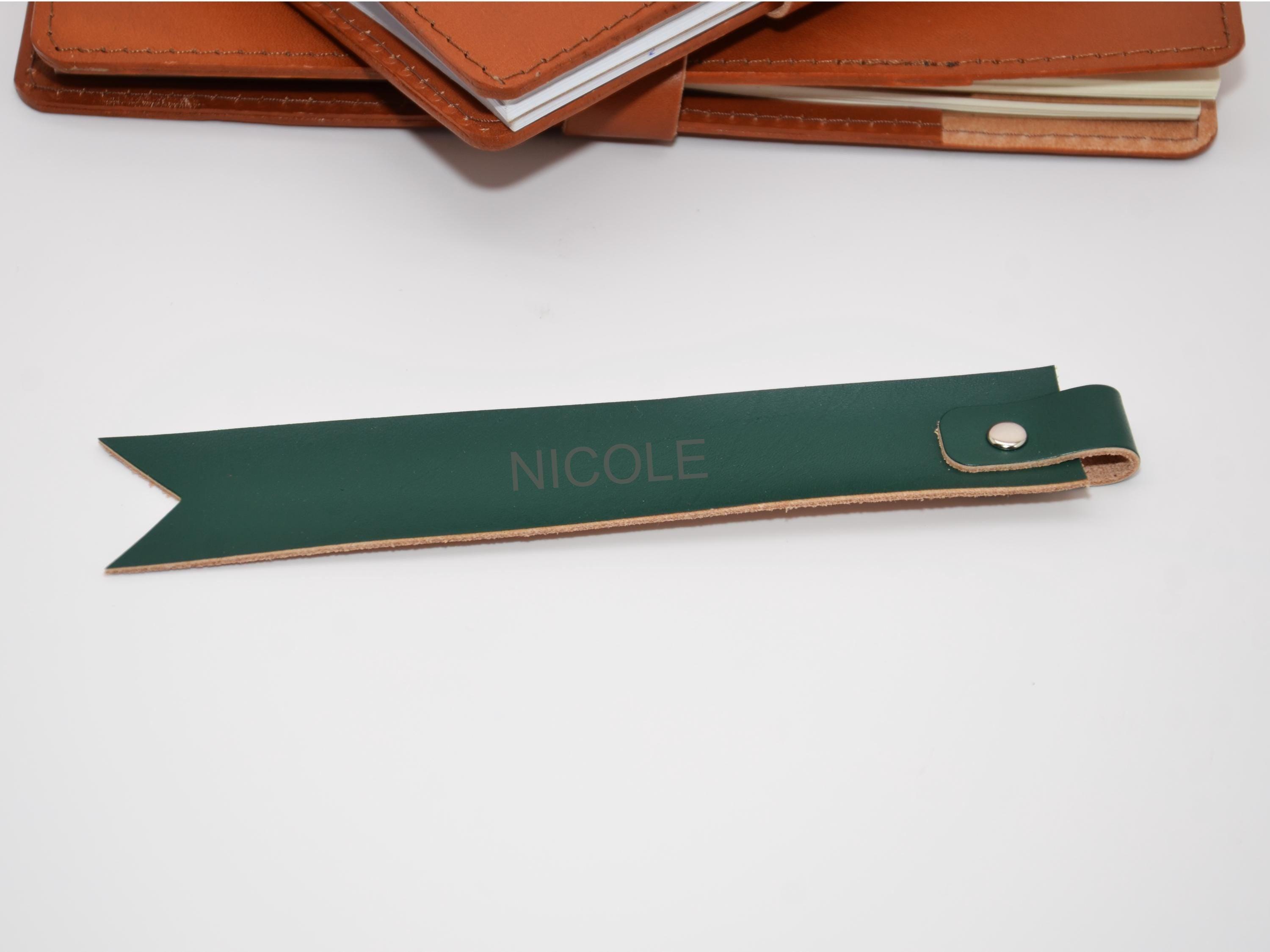 Personalisierter Leder Lesezeichen. Graviertes Buchzeichen mit Initialen oder Namen. Perfekte Geschenkidee für Leseratten. - KATAAB