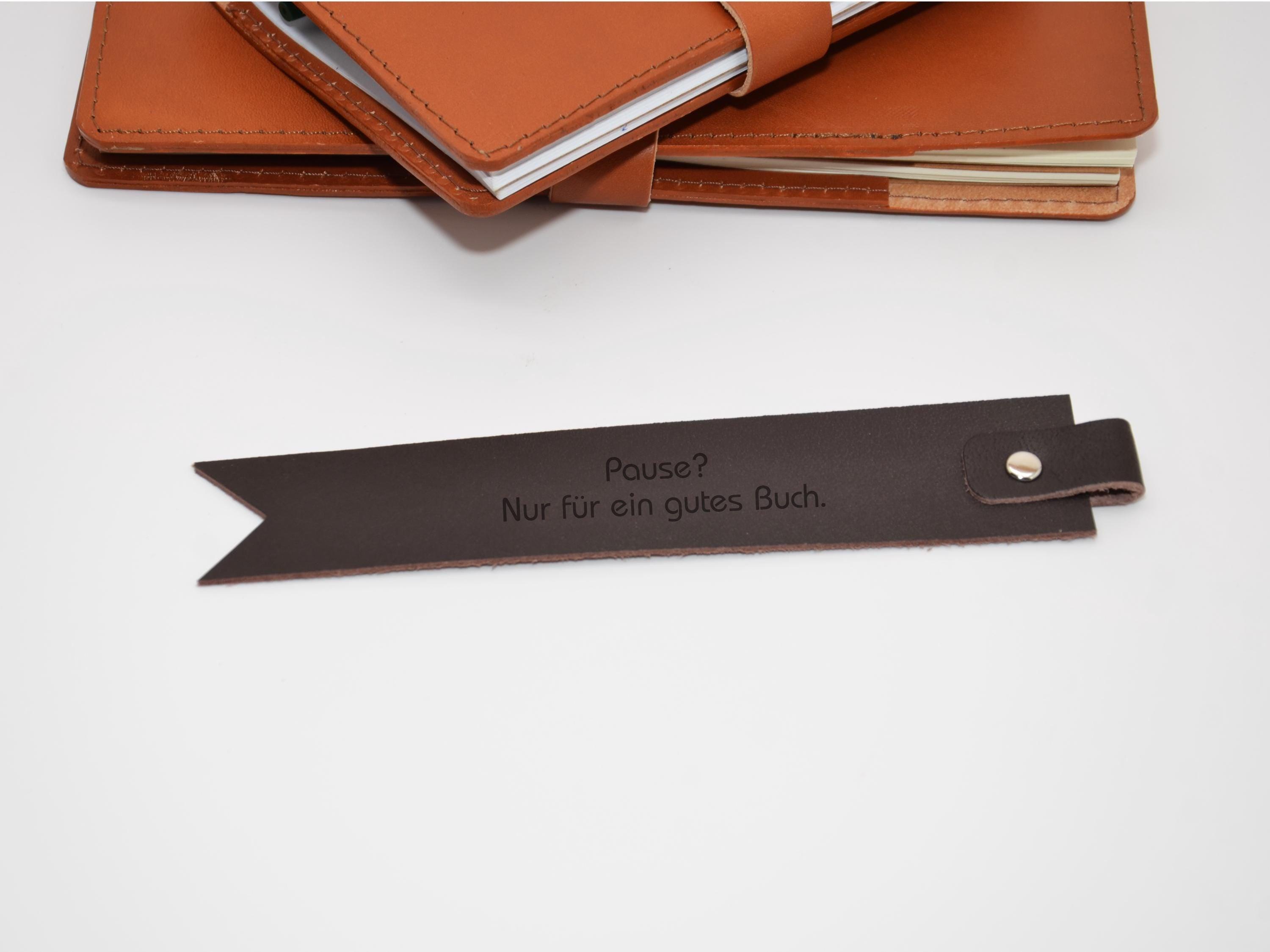 Personalisierter Leder Lesezeichen. Graviertes Buchzeichen mit Initialen oder Namen. Perfekte Geschenkidee für Leseratten. - KATAAB