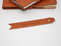 Personalisierter Leder Lesezeichen. Graviertes Buchzeichen mit Initialen oder Namen. Perfekte Geschenkidee für Leseratten. - KATAAB