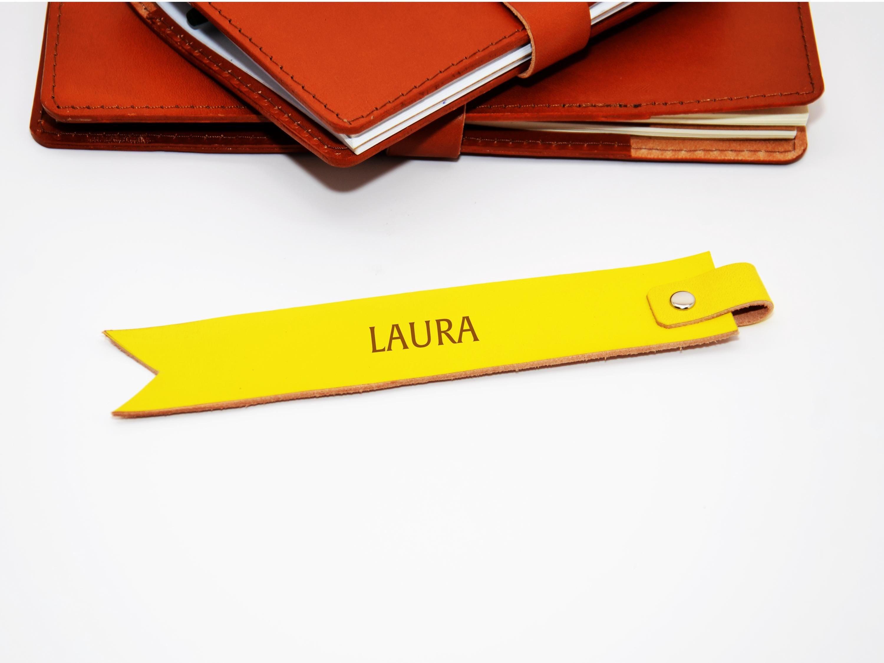 Personalisierter Leder Lesezeichen. Graviertes Buchzeichen mit Initialen oder Namen. Perfekte Geschenkidee für Leseratten. - KATAAB