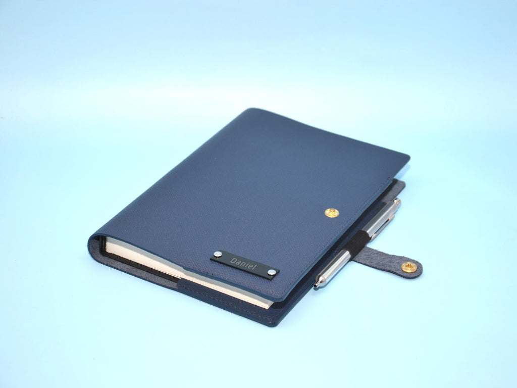 Personalisierte Leder-Buchhülle A5 • Italienisches Nappaleder • Nachfüllbares Tagebuch. Geschenke für sie oder ihn.