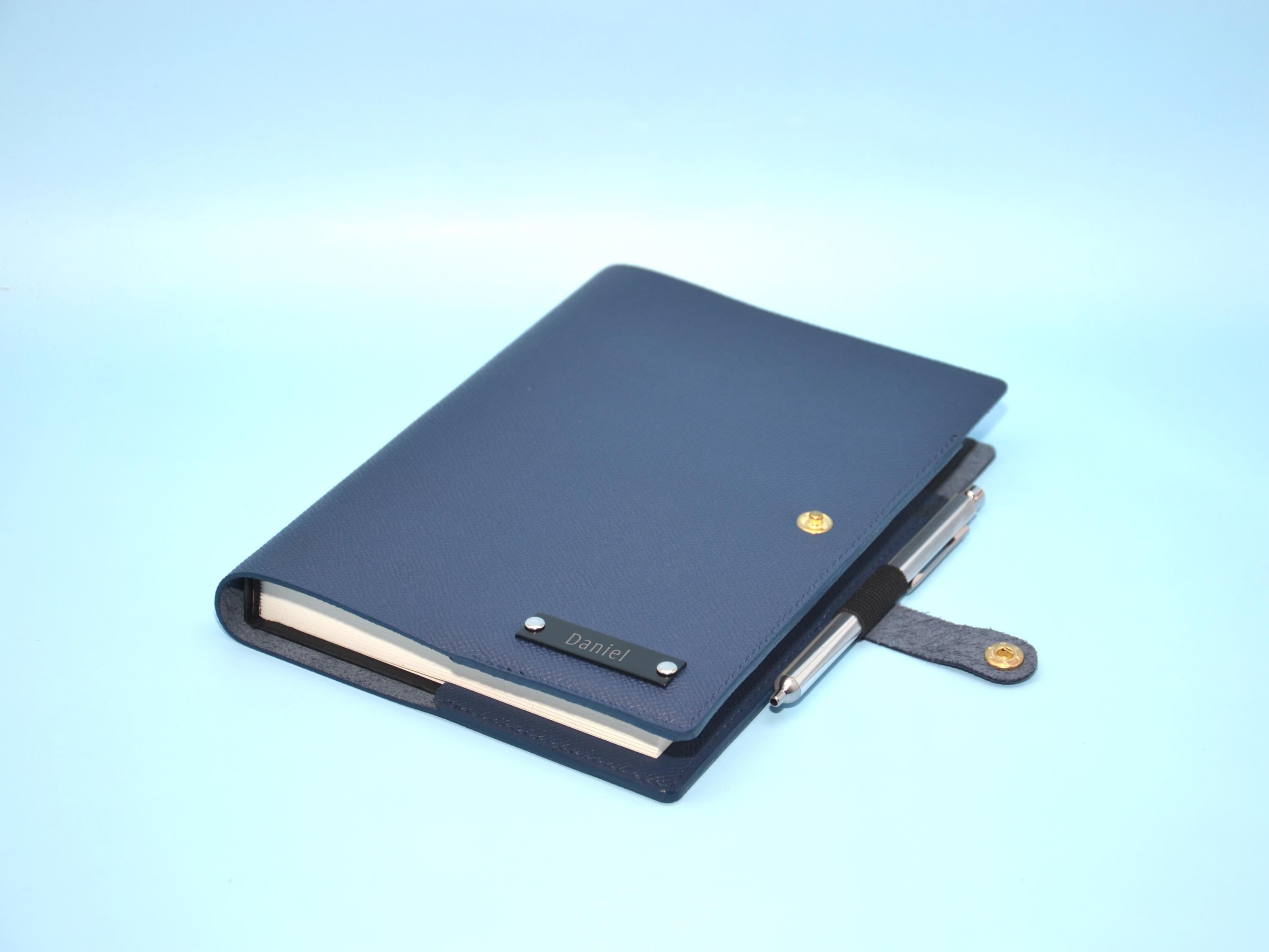 Personalisierte Leder-Buchhülle A5 • Italienisches Nappaleder • Nachfüllbares Tagebuch. Geschenke für sie oder ihn.