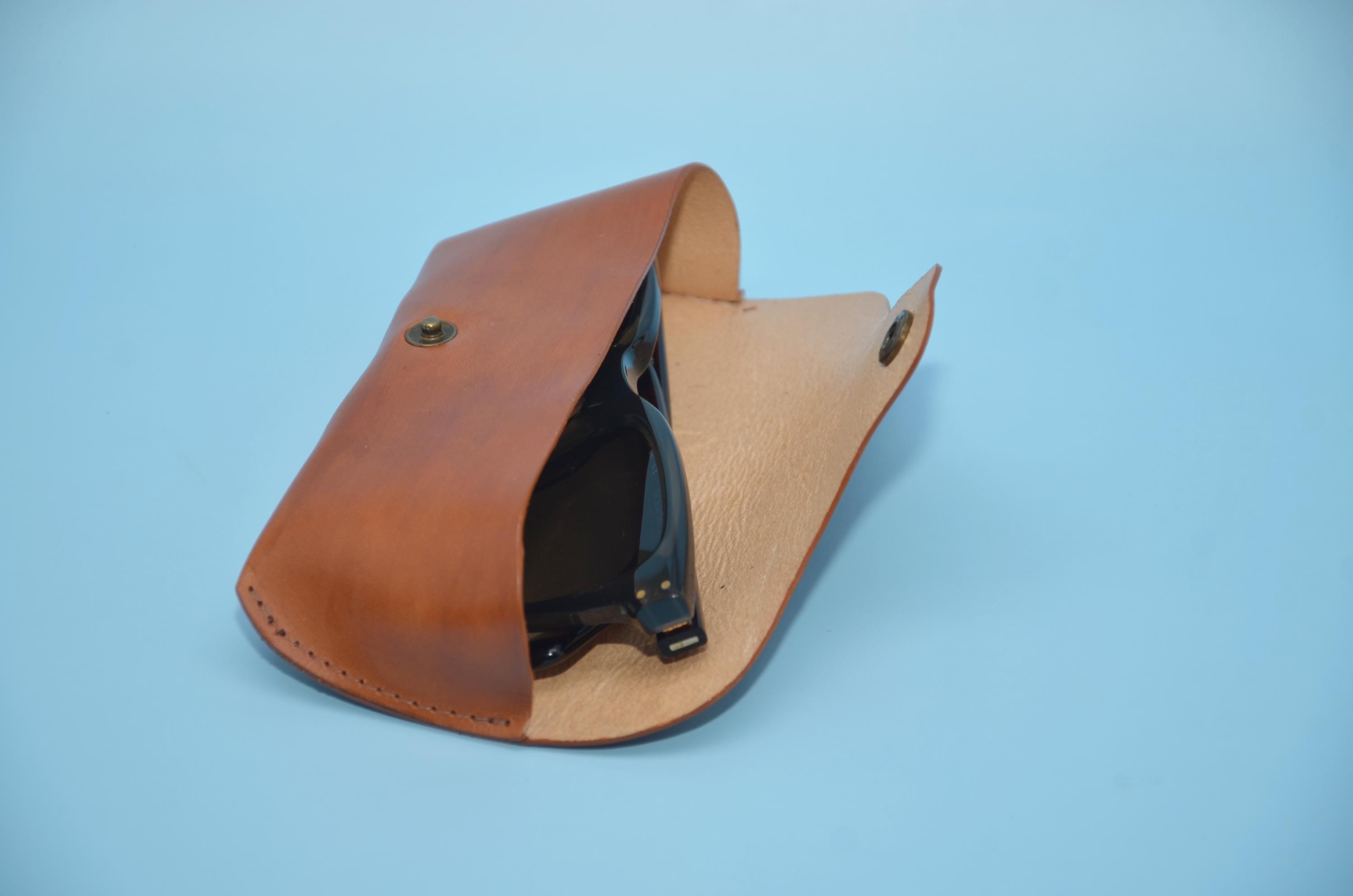 Personalisierte Leder Sonnenbrillenetui – Handgemachtes Brillenetui aus Whisky Rindsleder, Robust u Nachhaltig, Geschenk für Männer & Frauen