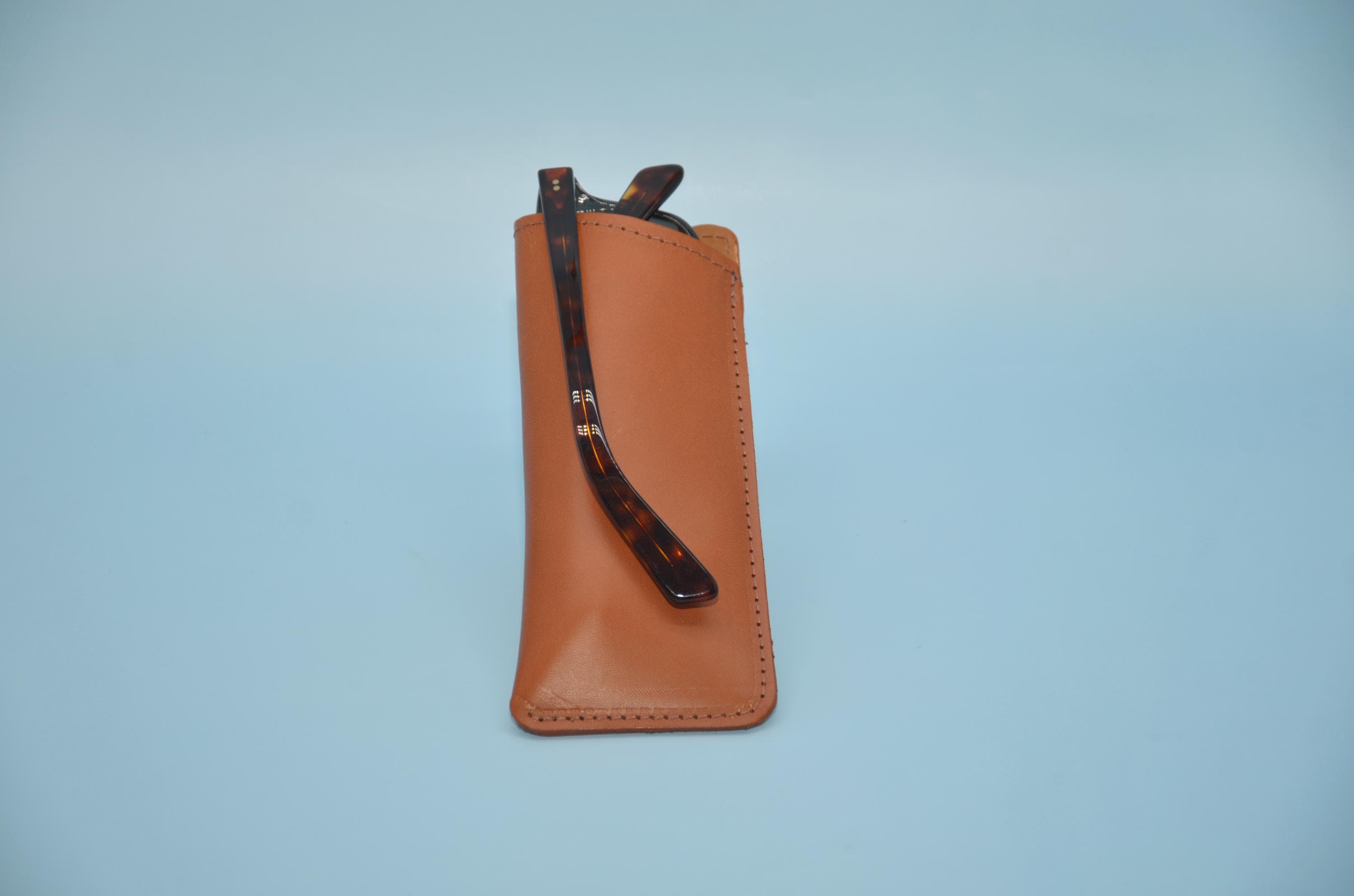 Slim Leder-Brillenetui – Flaches Sonnenbrillen Sleeve aus Rindsleder, Personalisierbar mit Lasergravur, Handgemacht in Berlin