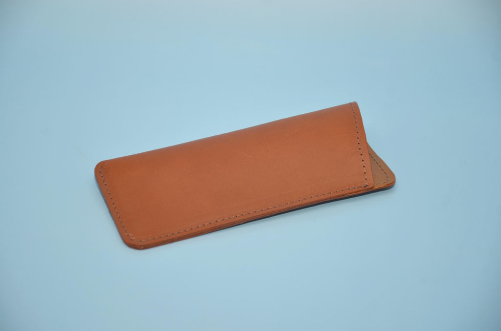Slim Leder-Brillenetui – Flaches Sonnenbrillen Sleeve aus Rindsleder, Personalisierbar mit Lasergravur, Handgemacht in Berlin
