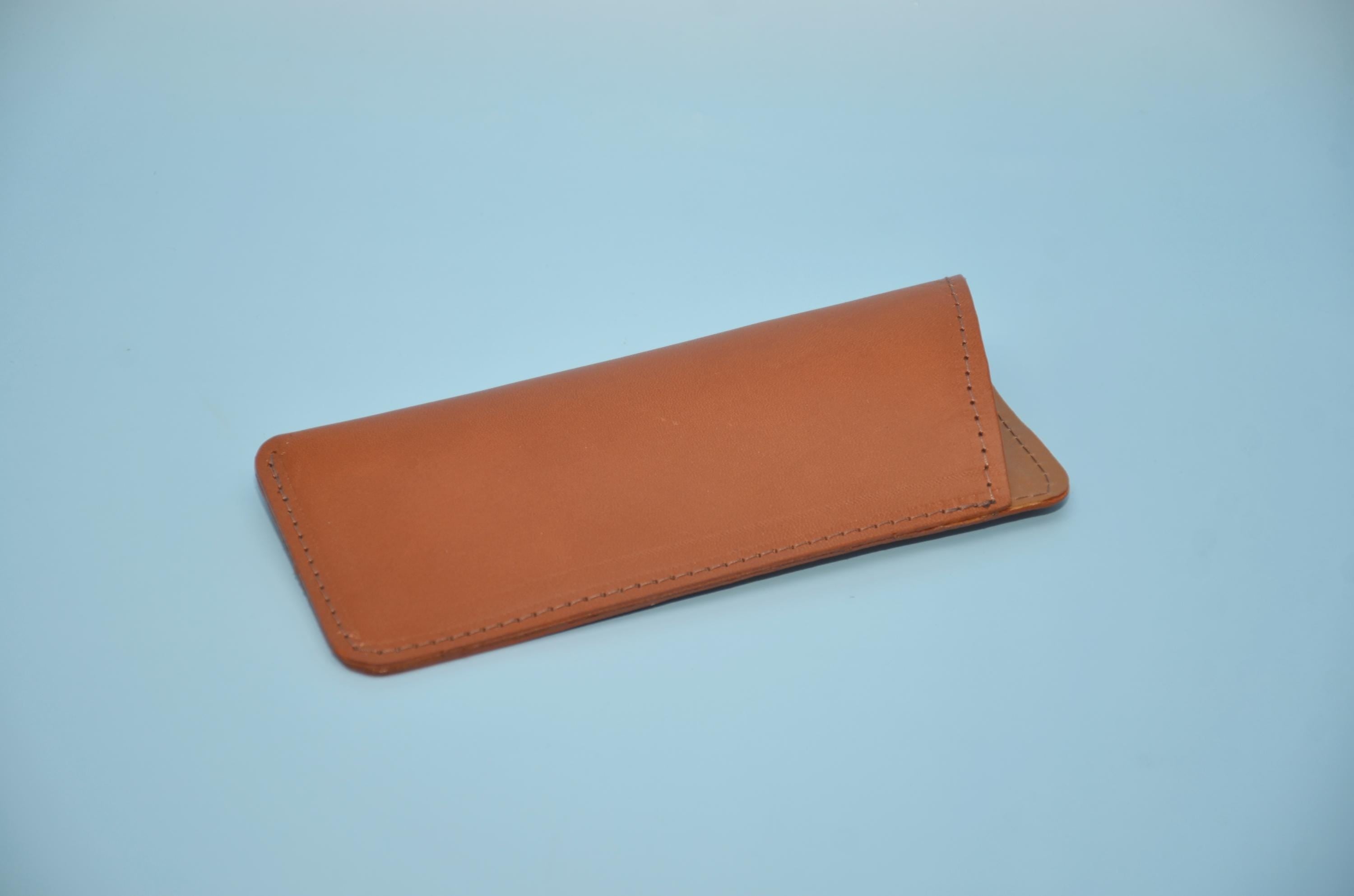 Slim Leder-Brillenetui – Flaches Sonnenbrillen Sleeve aus Rindsleder, Personalisierbar mit Lasergravur, Handgemacht in Berlin