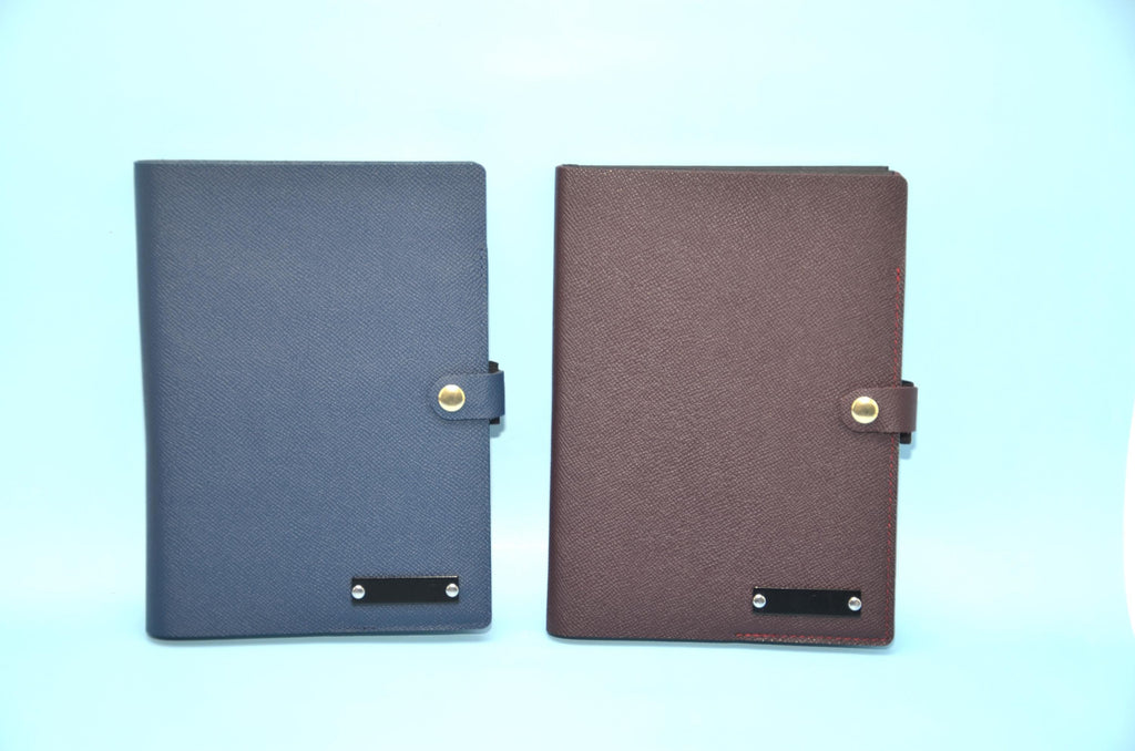 Personalisierte Leder-Buchhülle A5 • Italienisches Nappaleder • Nachfüllbares Tagebuch. Geschenke für sie oder ihn.