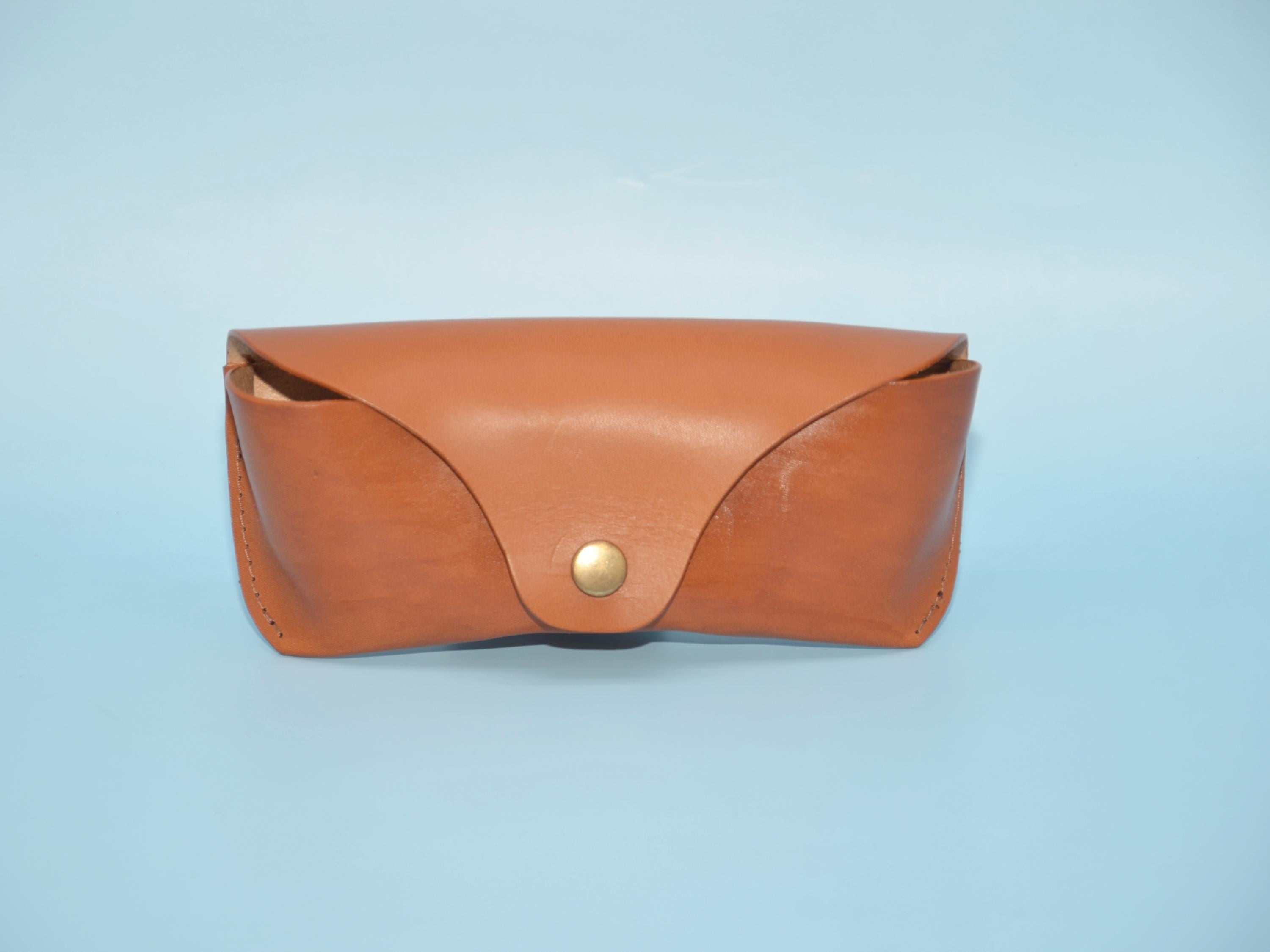 Personalisierte Leder Sonnenbrillenetui – Handgemachtes Brillenetui aus Whisky Rindsleder, Robust u Nachhaltig, Geschenk für Männer & Frauen