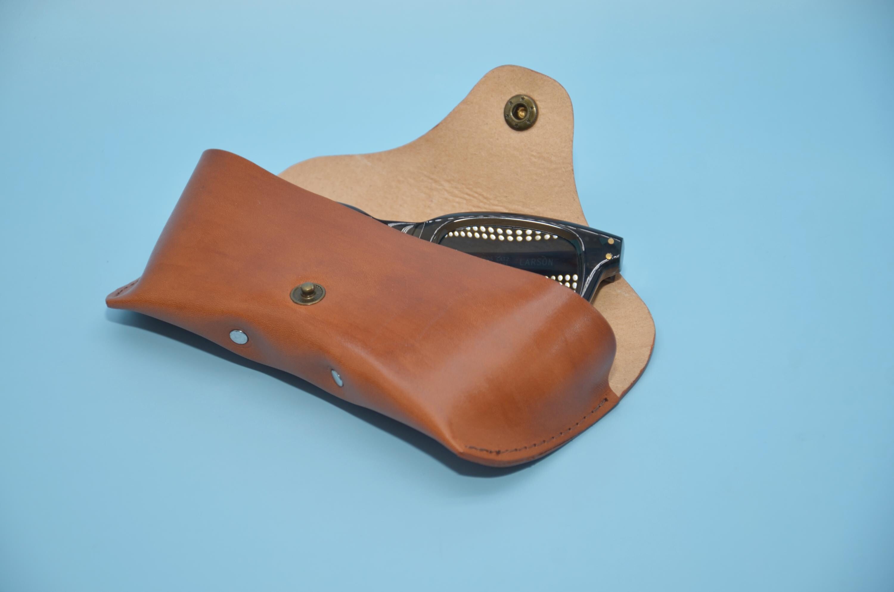 Personalisierte Leder Sonnenbrillenetui – Handgemachtes Brillenetui aus Whisky Rindsleder, Robust u Nachhaltig, Geschenk für Männer & Frauen