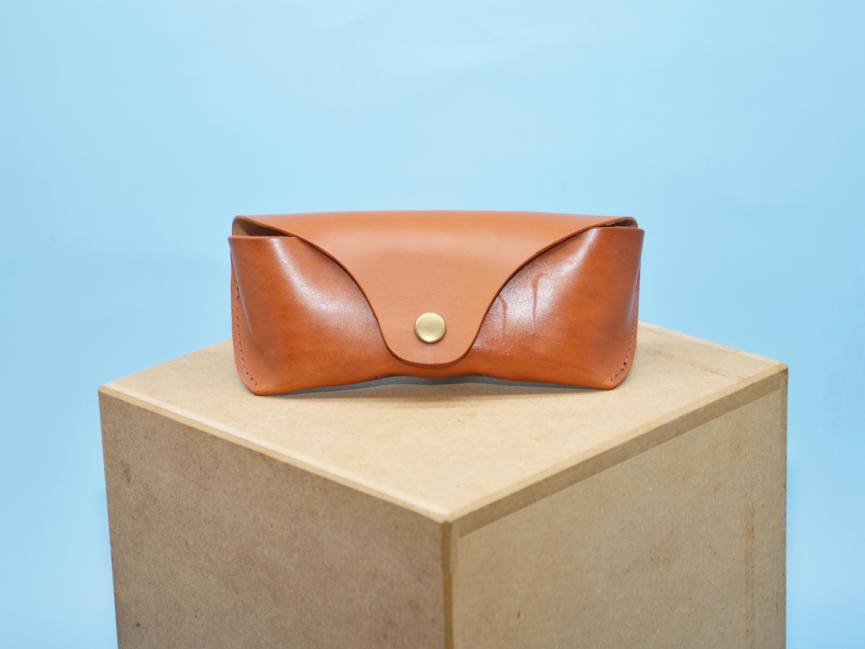 Personalisierte Leder Sonnenbrillenetui – Handgemachtes Brillenetui aus Whisky Rindsleder, Robust u Nachhaltig, Geschenk für Männer & Frauen