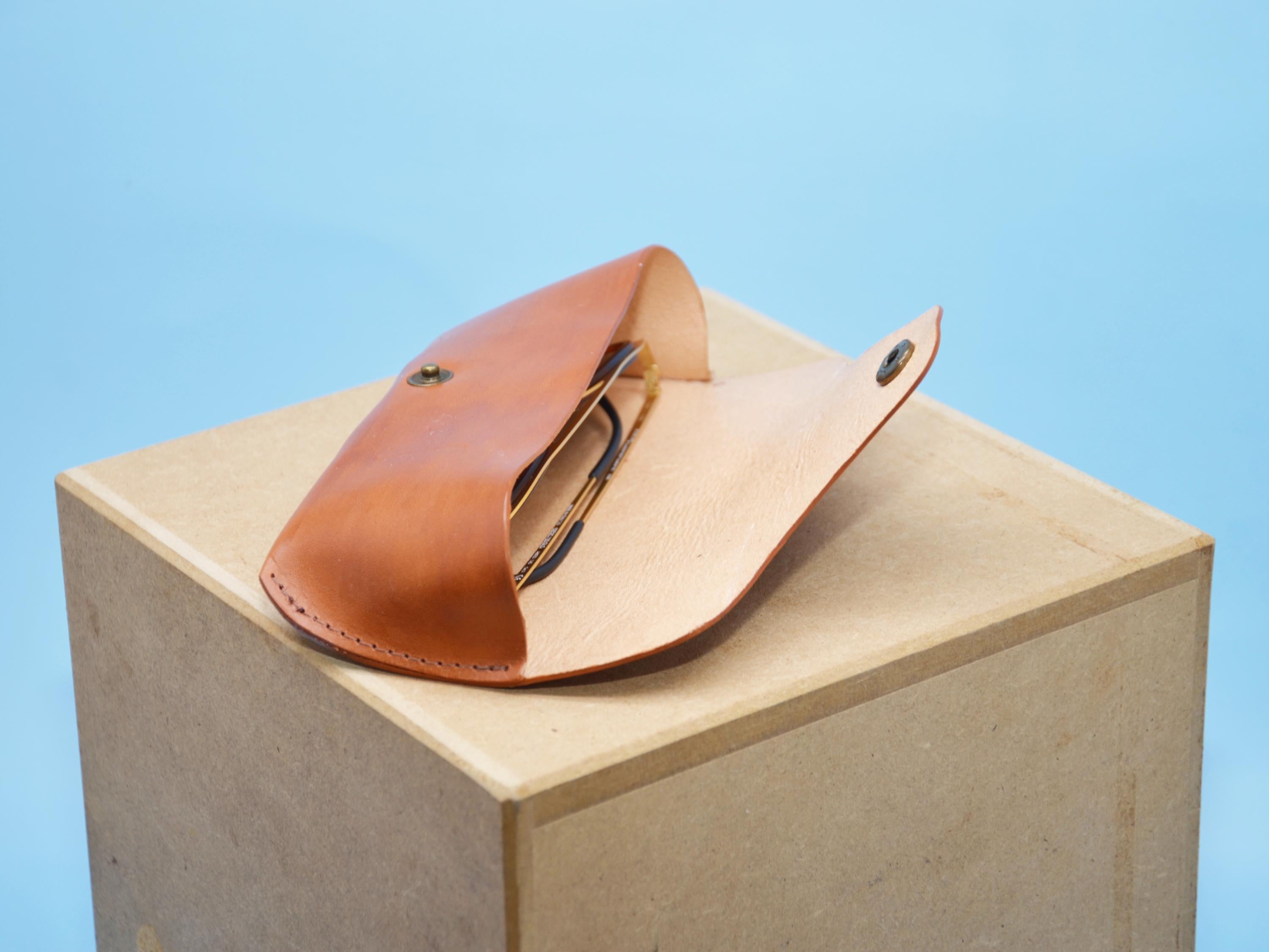 Personalisierte Leder Sonnenbrillenetui – Handgemachtes Brillenetui aus Whisky Rindsleder, Robust u Nachhaltig, Geschenk für Männer & Frauen