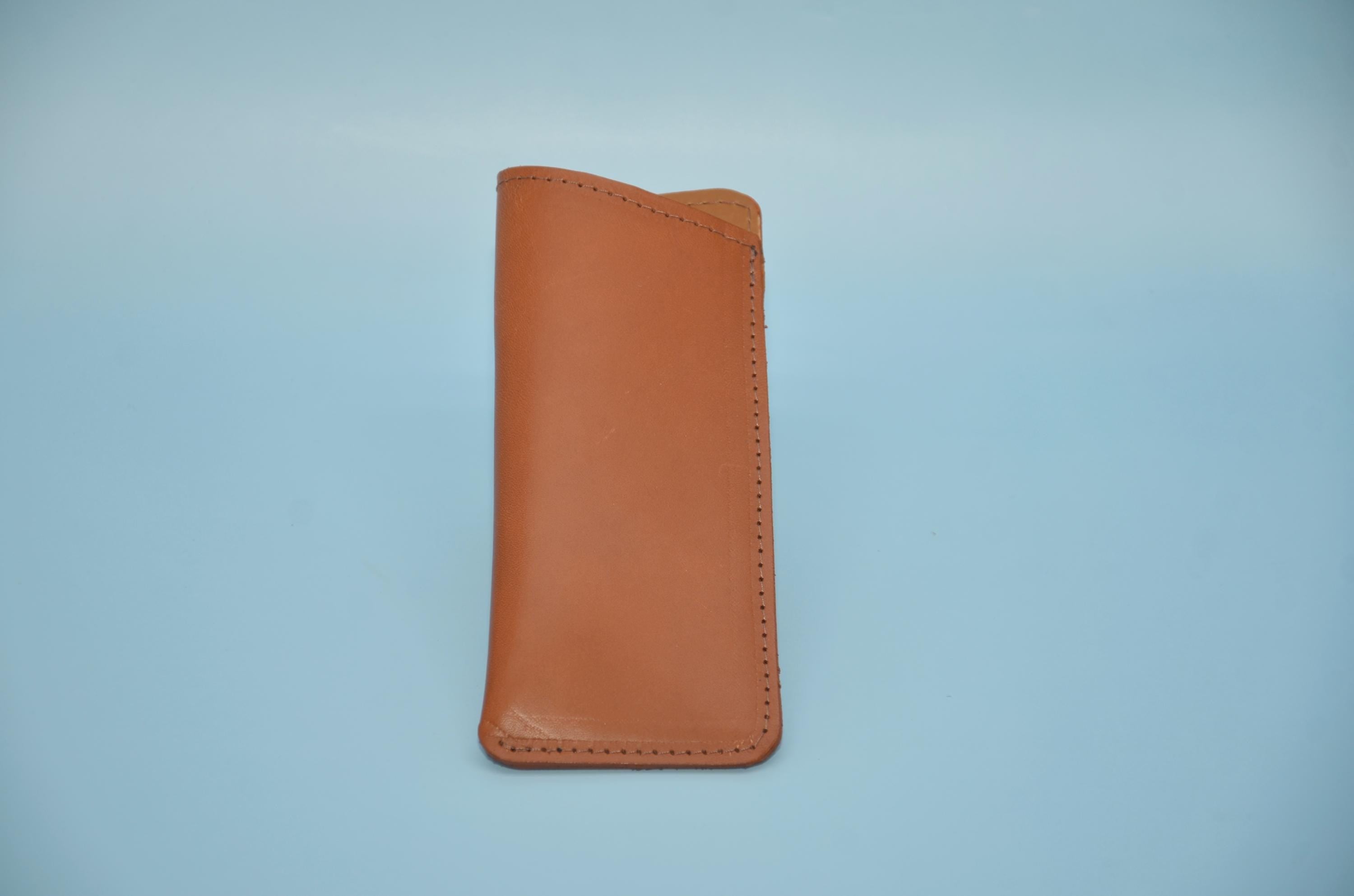 Slim Leder-Brillenetui – Flaches Sonnenbrillen Sleeve aus Rindsleder, Personalisierbar mit Lasergravur, Handgemacht in Berlin
