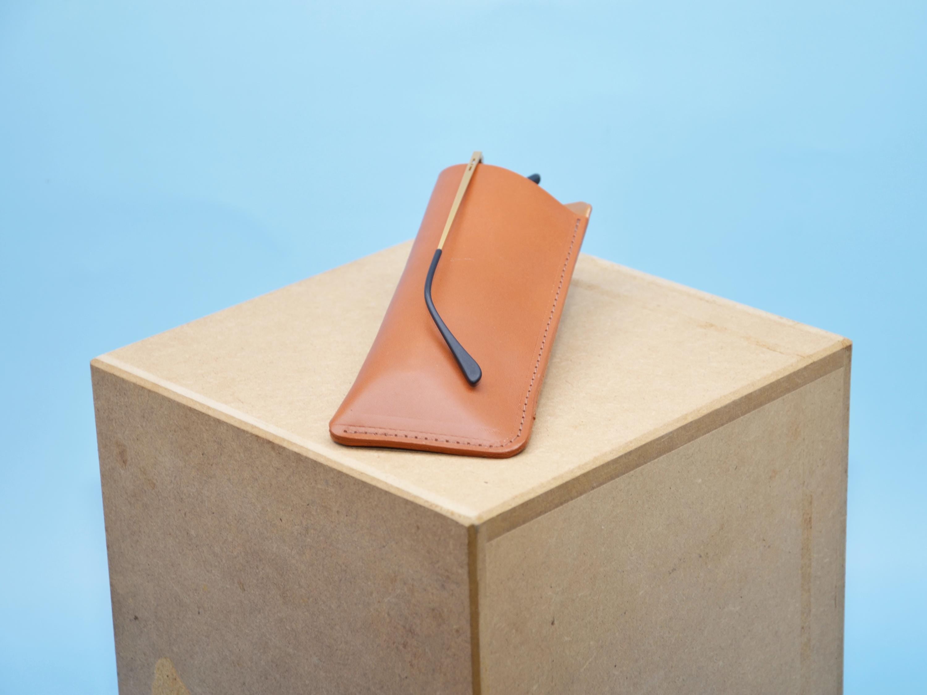 Slim Leder-Brillenetui – Flaches Sonnenbrillen Sleeve aus Rindsleder, Personalisierbar mit Lasergravur, Handgemacht in Berlin