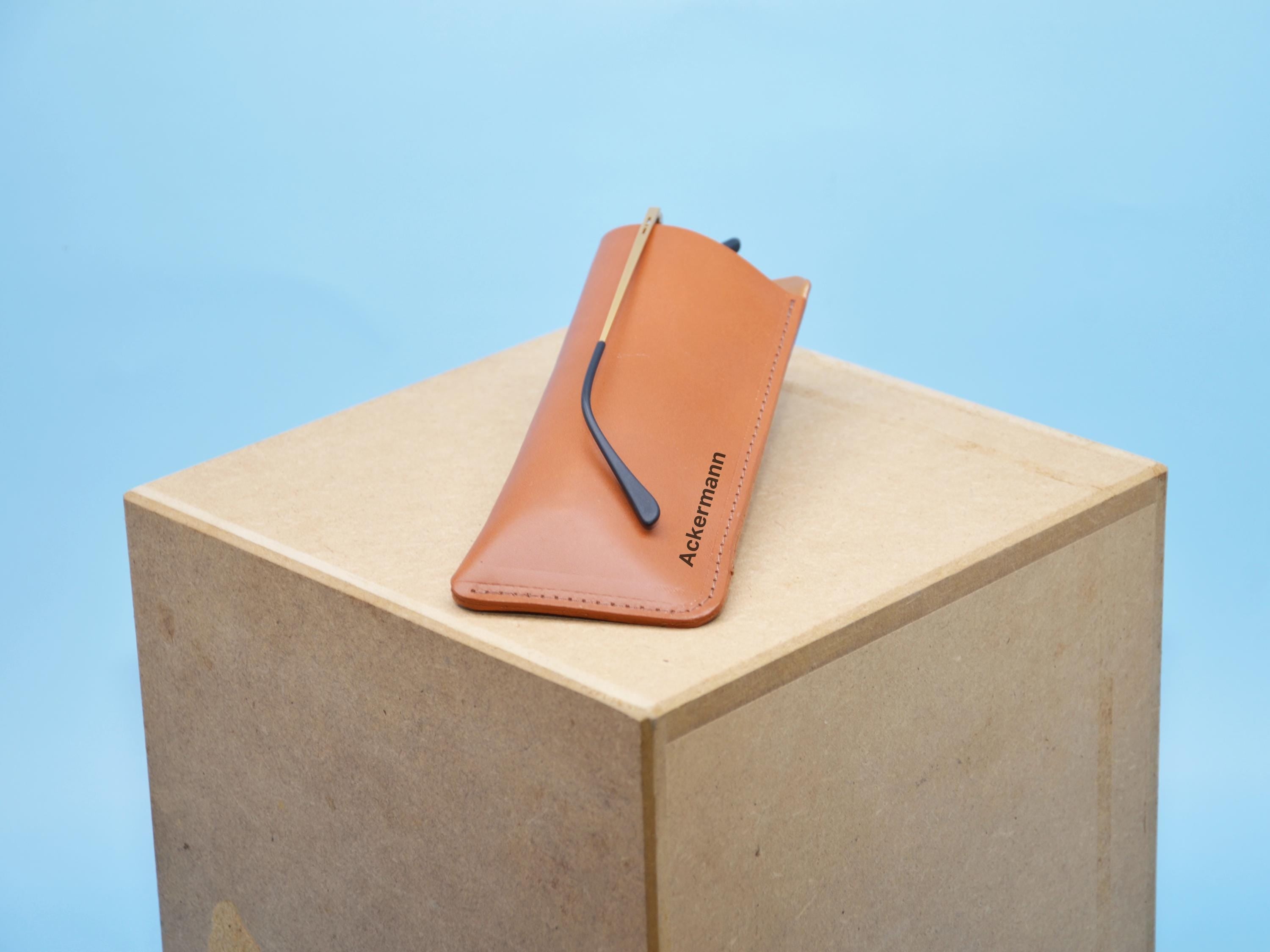 Slim Leder-Brillenetui – Flaches Sonnenbrillen Sleeve aus Rindsleder, Personalisierbar mit Lasergravur, Handgemacht in Berlin