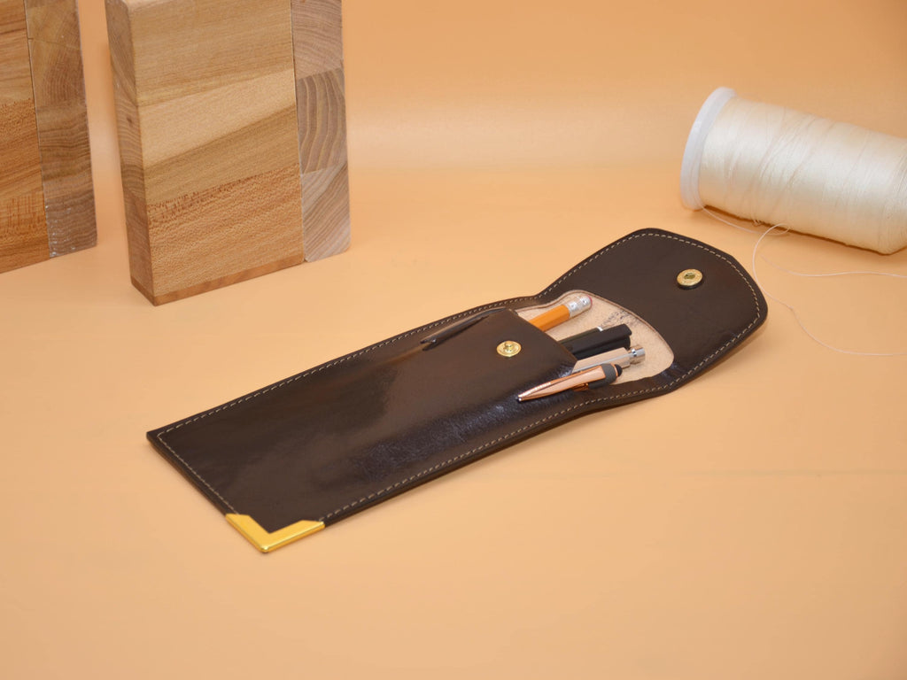 Federmappe aus Leder 21×10×1 cm – Monogramm auf Messing-Ecke, Handarbeit Berlin, geeignet für Stifte und Füllhalter