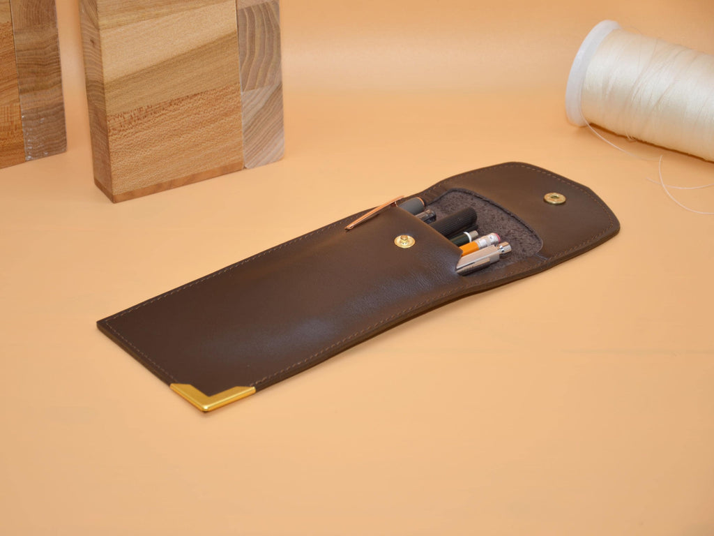 Stifteetui Leder 21×10×1 cm mit Messing-Ecke für Monogramm – Handarbeit Berlin, Platz für Stifte und Füllhalter