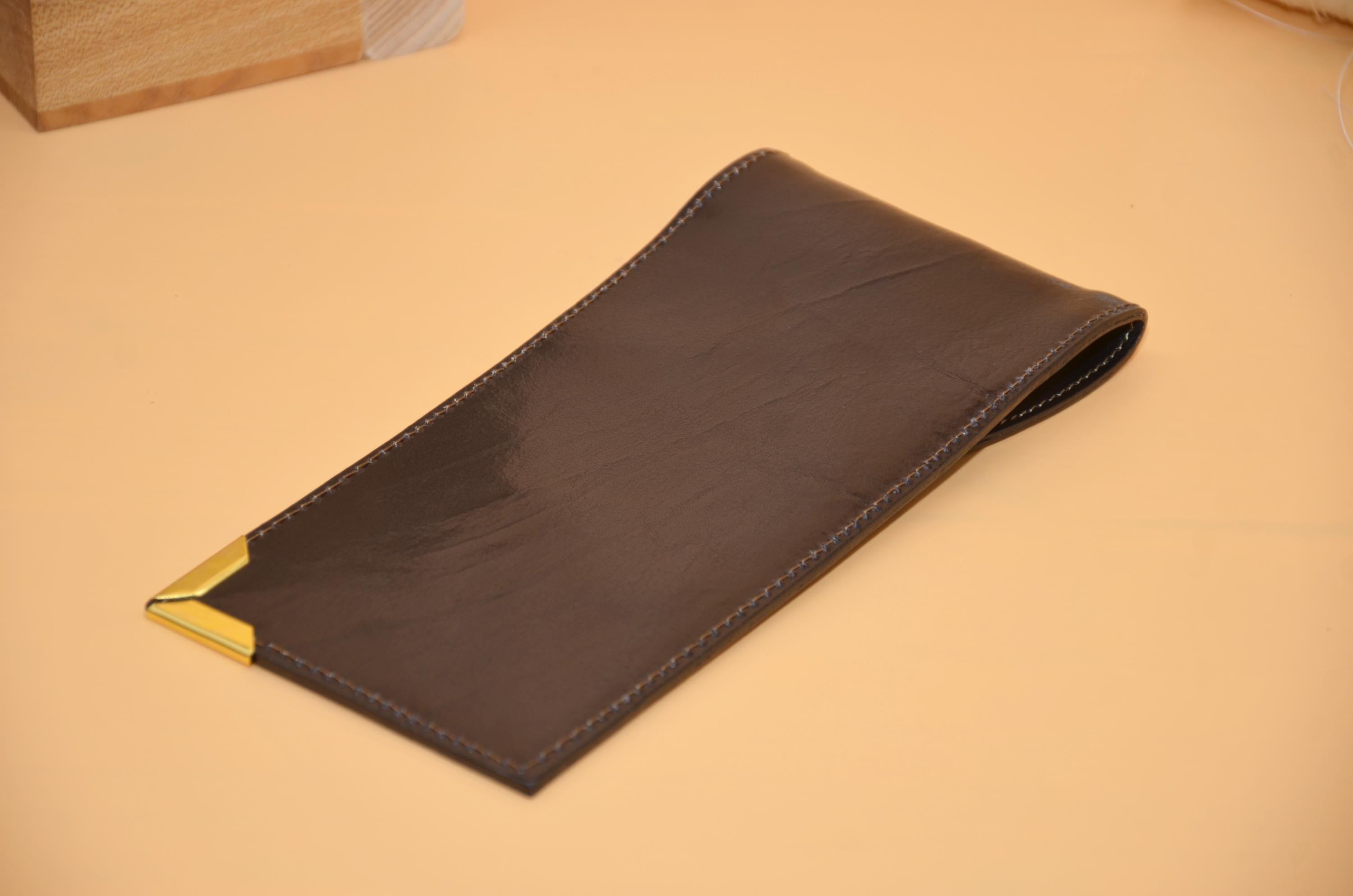 Federmappe aus Leder 21×10×1 cm – Monogramm auf Messing-Ecke, Handarbeit Berlin, geeignet für Stifte und Füllhalter