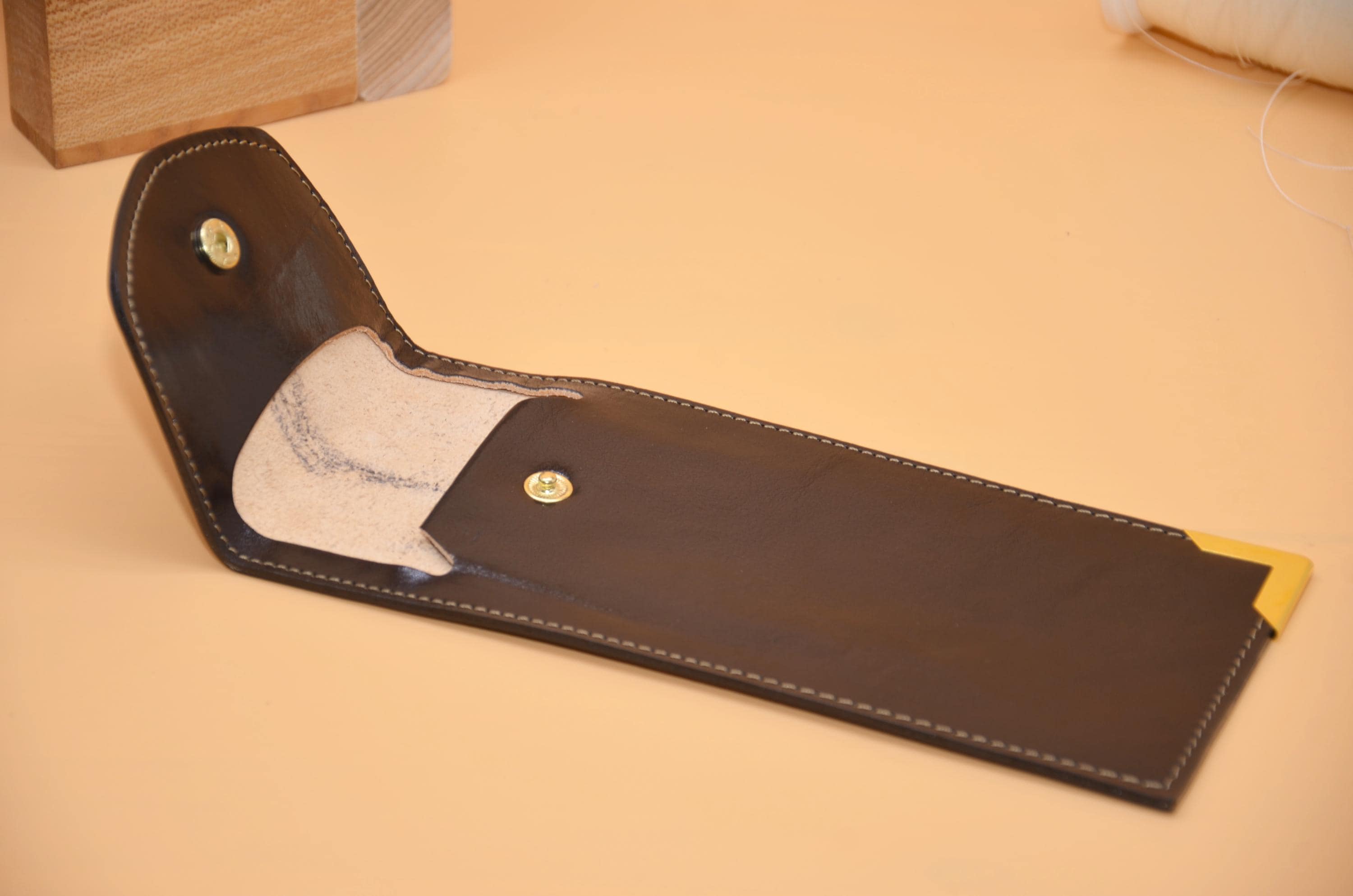 Federmappe aus Leder 21×10×1 cm – Monogramm auf Messing-Ecke, Handarbeit Berlin, geeignet für Stifte und Füllhalter