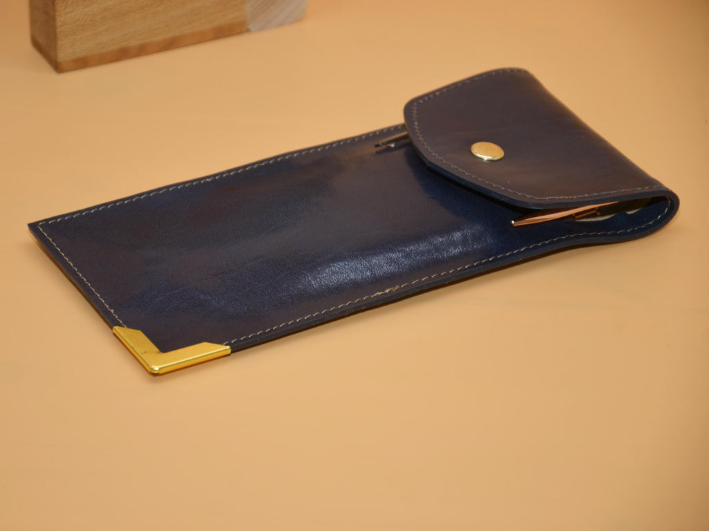 Leder Stifteetui mit Messing-Ecke für Monogramm, 21×10×1 cm – Handarbeit Berlin, passend für Stifte und Füllhalter