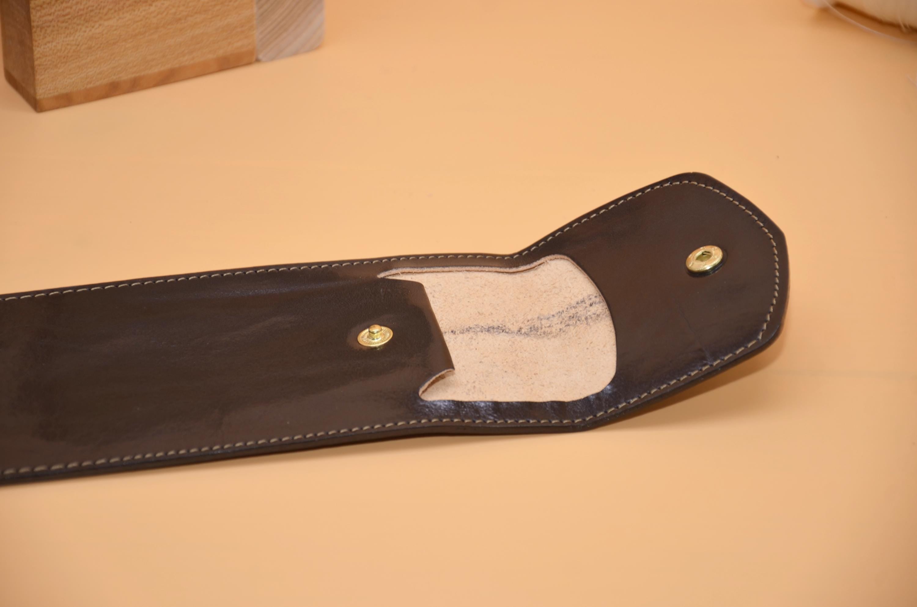 Stifteetui Leder 21×10×1 cm mit Messing-Ecke für Monogramm – Handarbeit Berlin, Platz für Stifte und Füllhalter