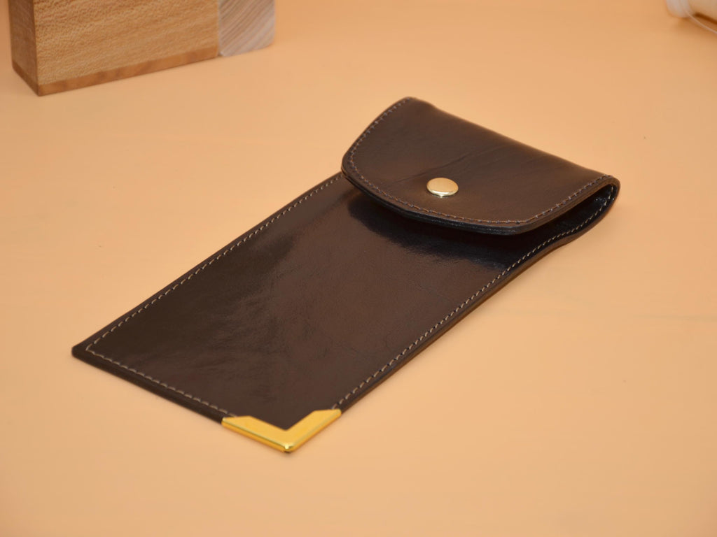 Federmappe aus Leder 21×10×1 cm – Monogramm auf Messing-Ecke, Handarbeit Berlin, geeignet für Stifte und Füllhalter