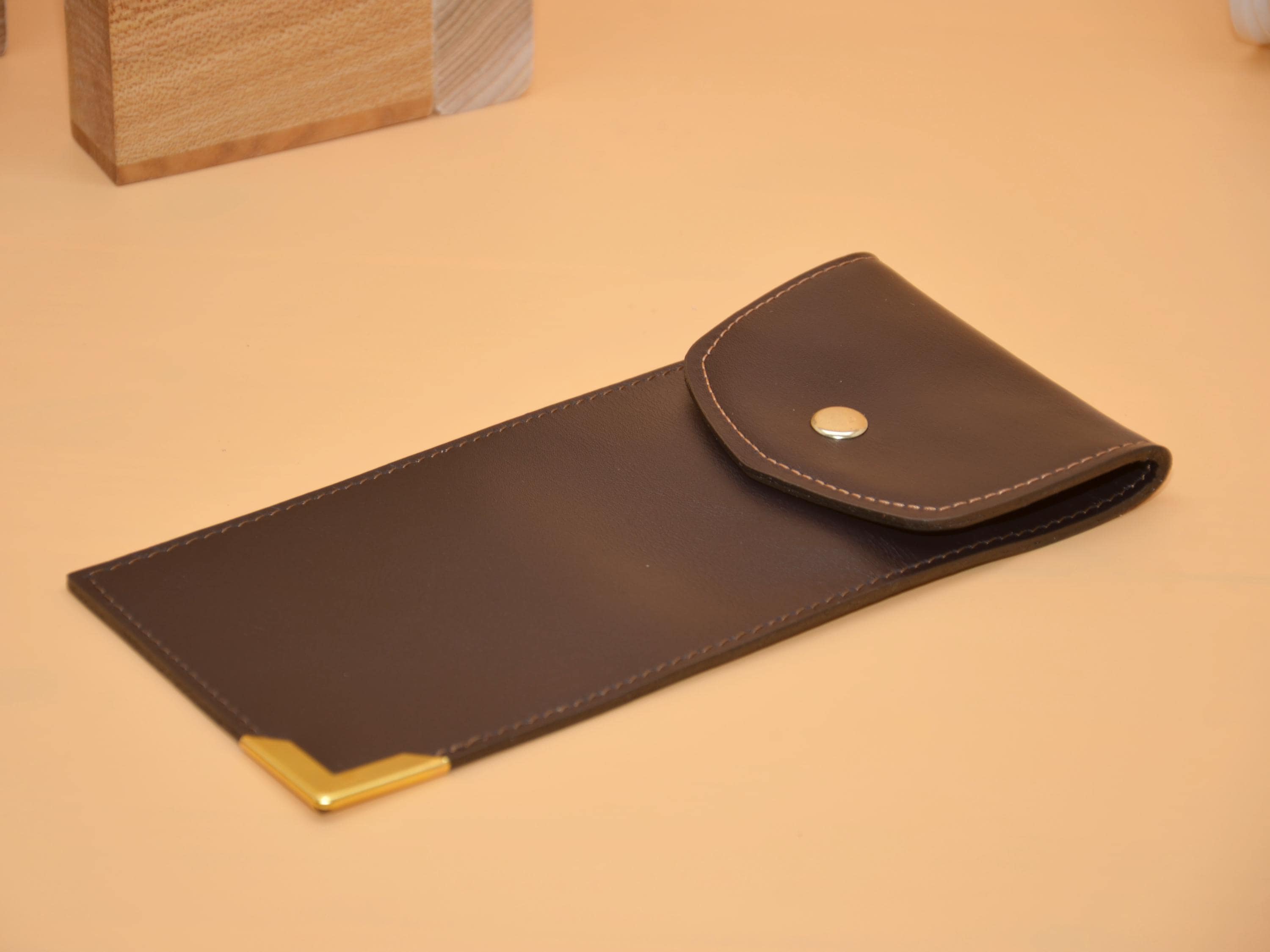 Stifteetui Leder 21×10×1 cm mit Messing-Ecke für Monogramm – Handarbeit Berlin, Platz für Stifte und Füllhalter