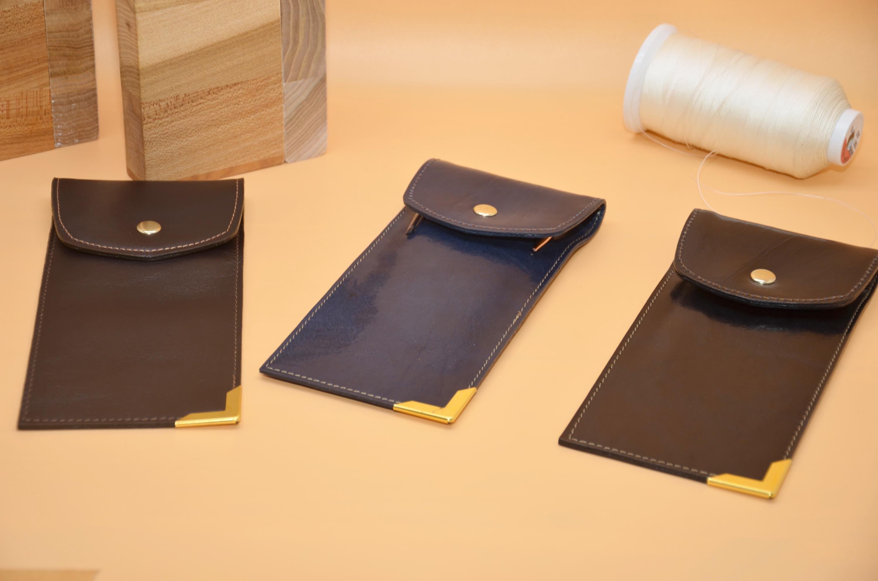 Federmappe aus Leder 21×10×1 cm – Monogramm auf Messing-Ecke, Handarbeit Berlin, geeignet für Stifte und Füllhalter