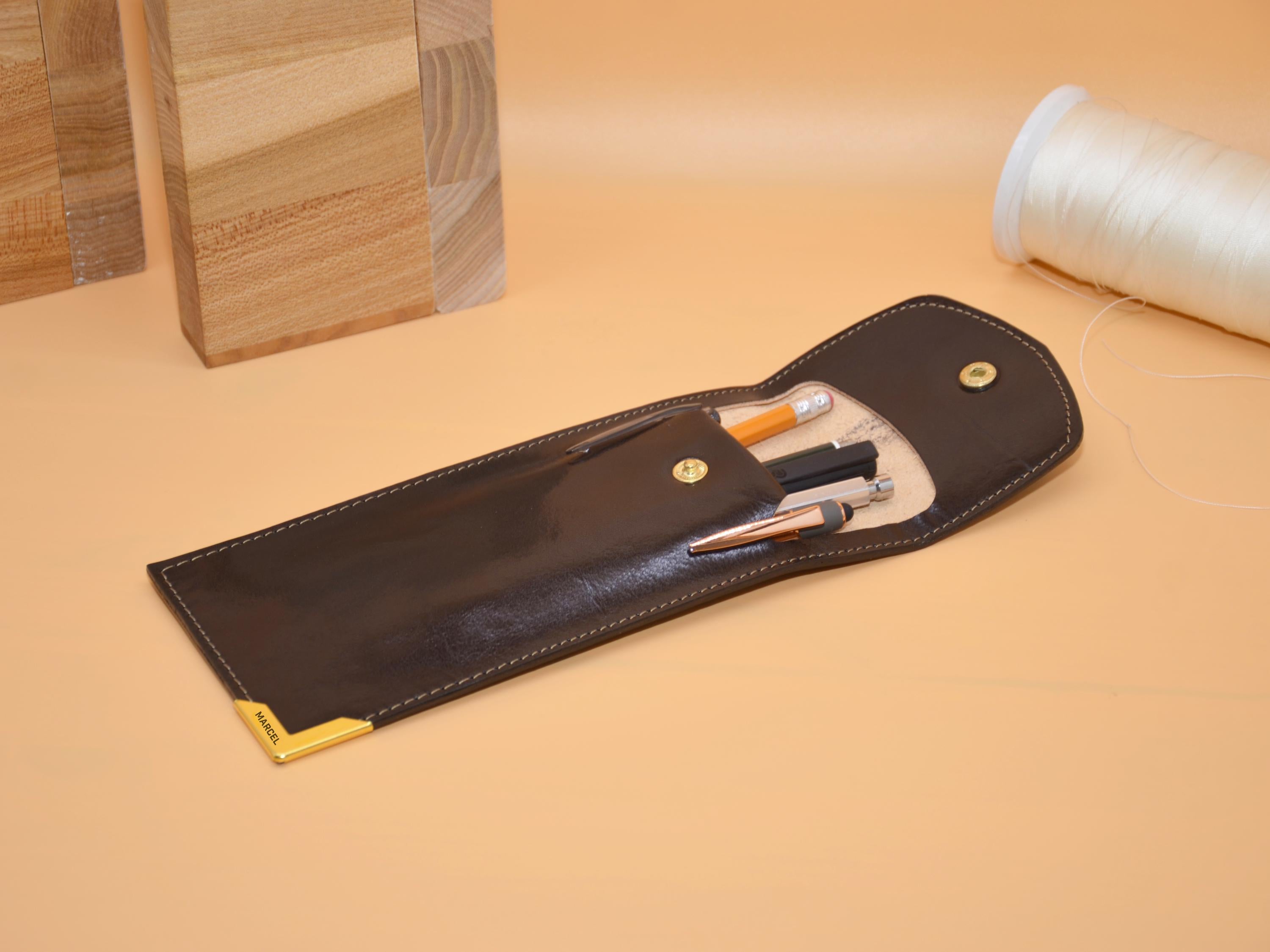 Stifteetui Leder 21×10×1 cm mit Messing-Ecke für Monogramm – Handarbeit Berlin, Platz für Stifte und Füllhalter