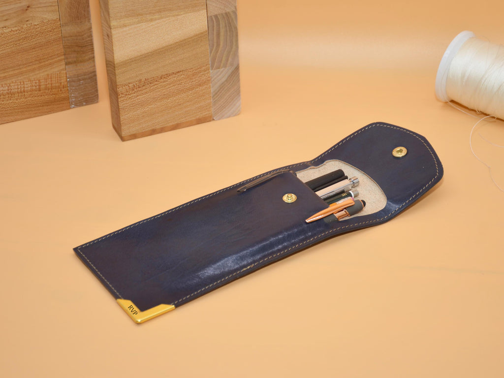 Federmappe aus Leder 21×10×1 cm – Monogramm auf Messing-Ecke, Handarbeit Berlin, geeignet für Stifte und Füllhalter