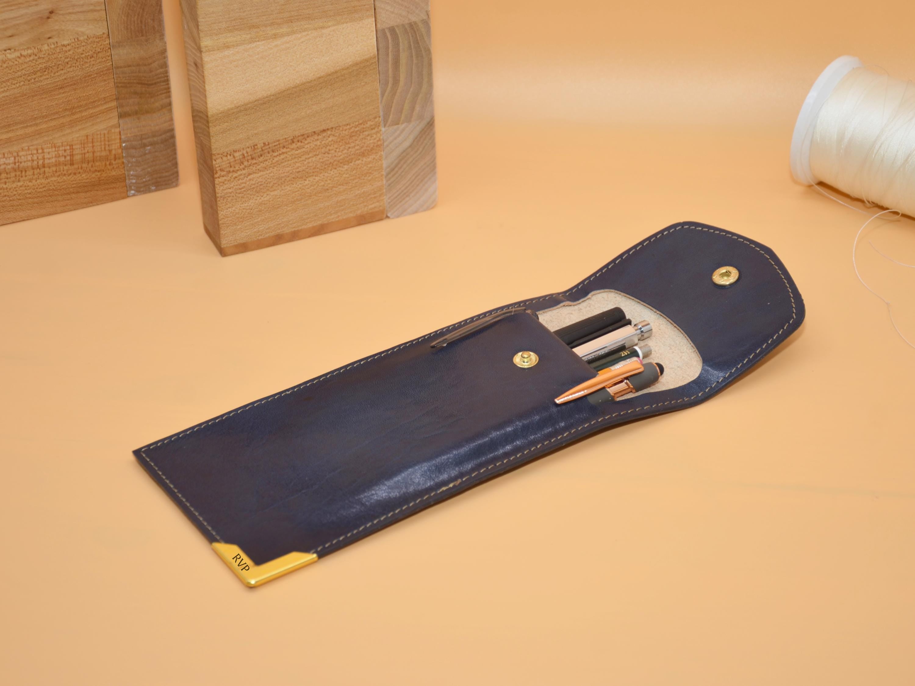 Federmappe aus Leder 21×10×1 cm – Monogramm auf Messing-Ecke, Handarbeit Berlin, geeignet für Stifte und Füllhalter