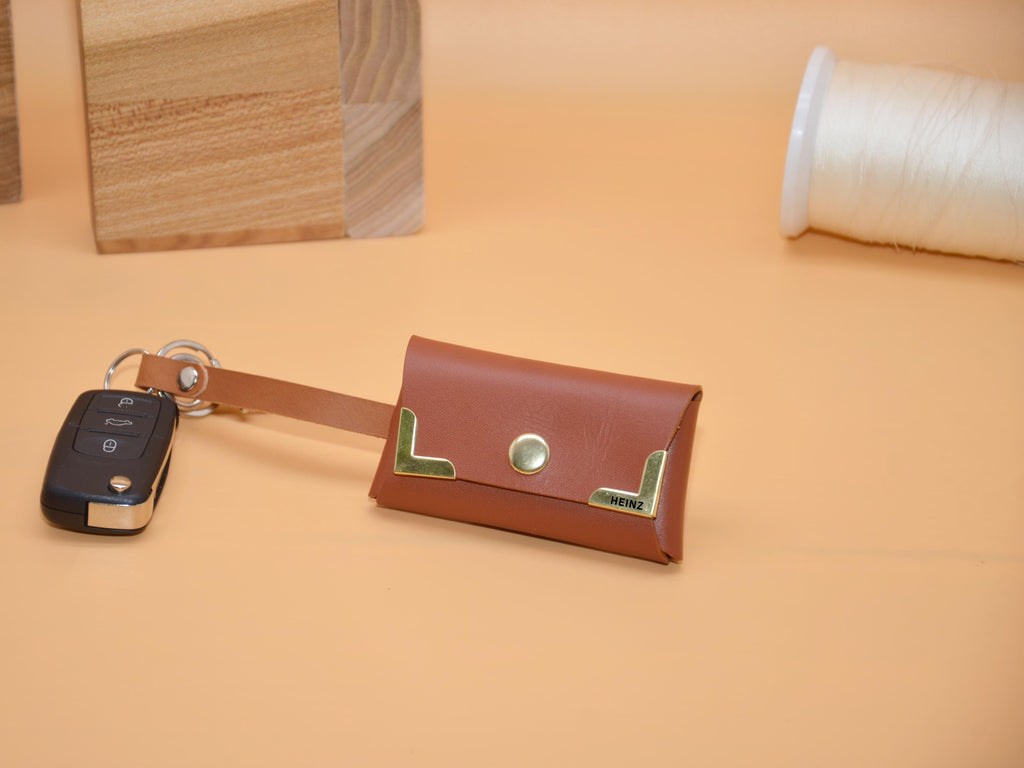 Leder-Schlüsseltasche | Schlüsselring & Haken | AirTag-Rückfach | Initialen auf Messing-Ecken | 9×5,5×2,5 cm