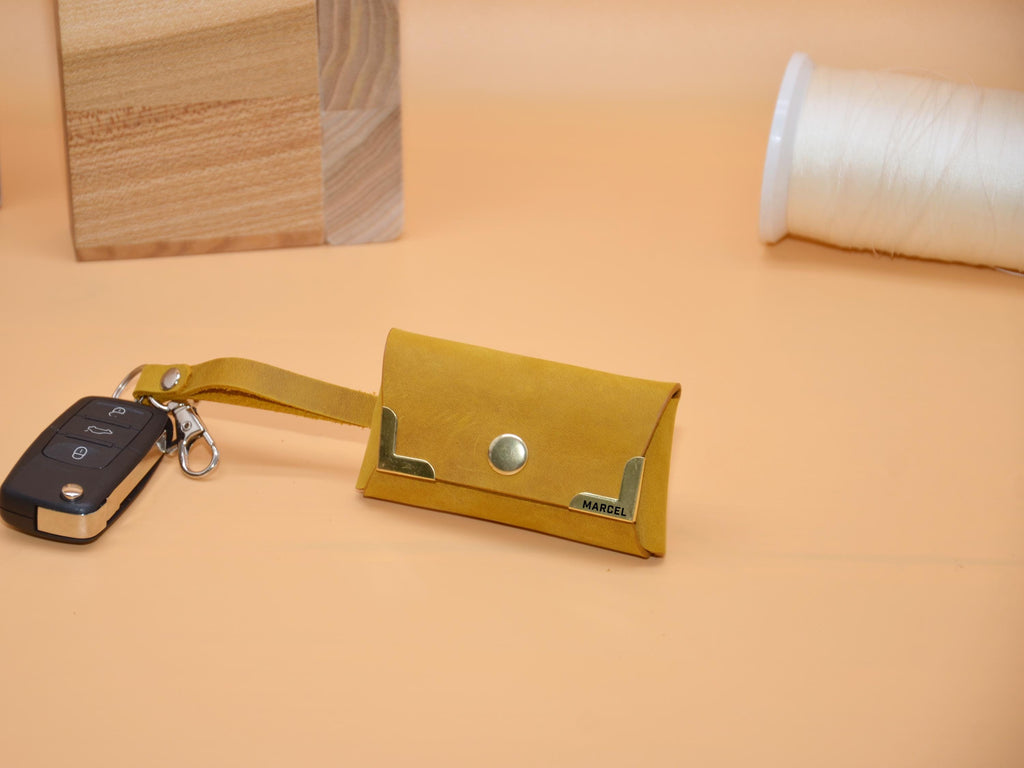 Leder Schlüsseltasche mit Haken für Autoschlüssel | Schlüsselring | AirTag-Rückfach | Gravur Messing-Ecken | 9×5,5×2,5 cm