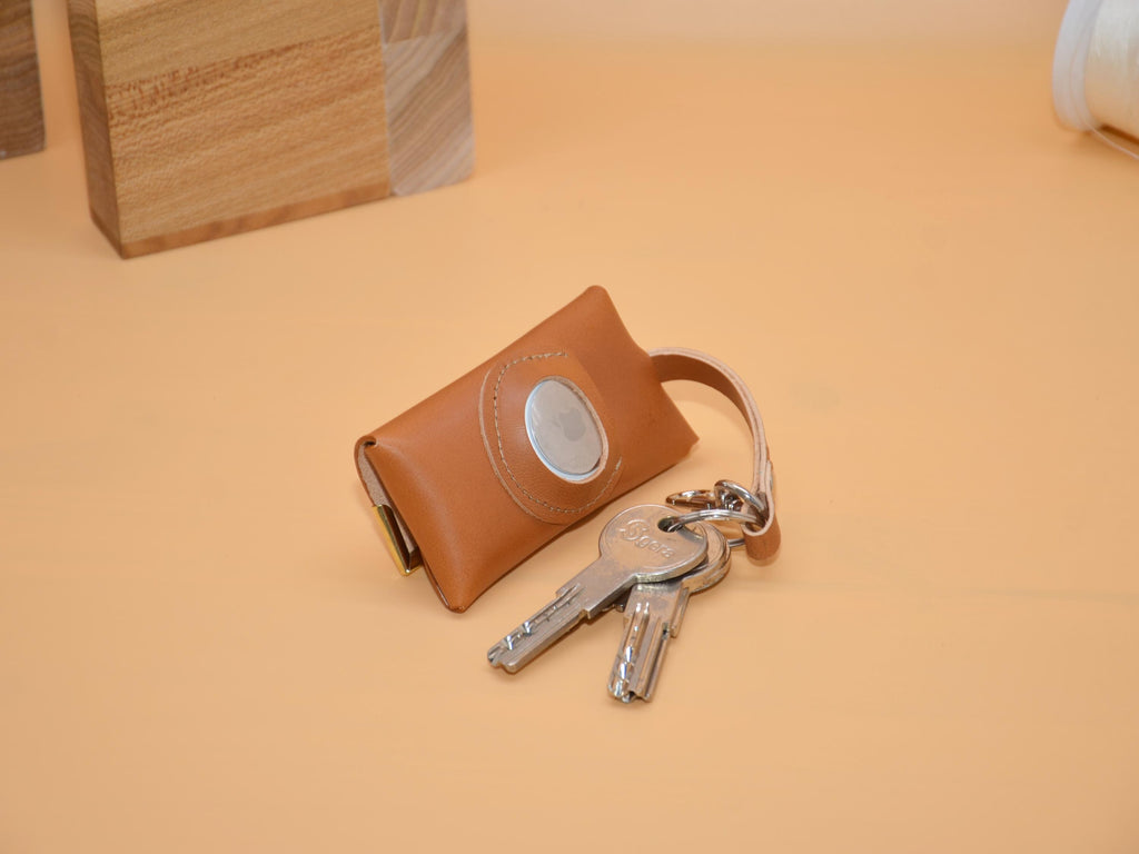 Leder-Schlüsseltasche mit Schlüsselring und Haken für Autoschlüssel | Rückfach für AirTag | Gravur auf Messing-Ecken | 9×5,5×2,5 cm