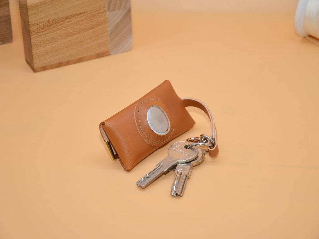 Leder Schlüsseltasche mit Haken für Autoschlüssel | Schlüsselring | AirTag-Rückfach | Gravur Messing-Ecken | 9×5,5×2,5 cm