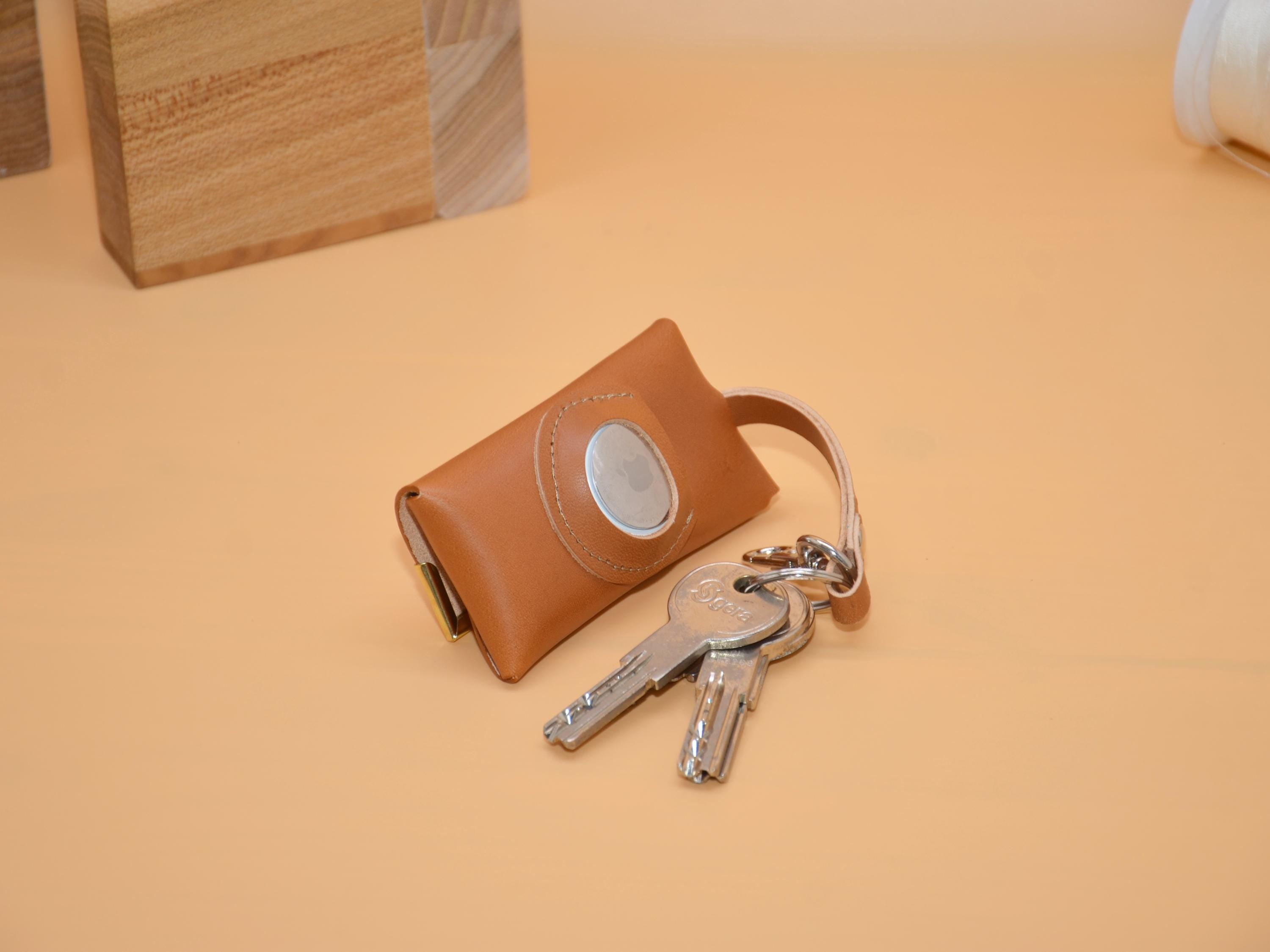 Leder Schlüsseltasche | Haken für Auto-Schlüssel | AirTag-Rückfach | Gravur auf Messing | 9×5,5×2,5 cm