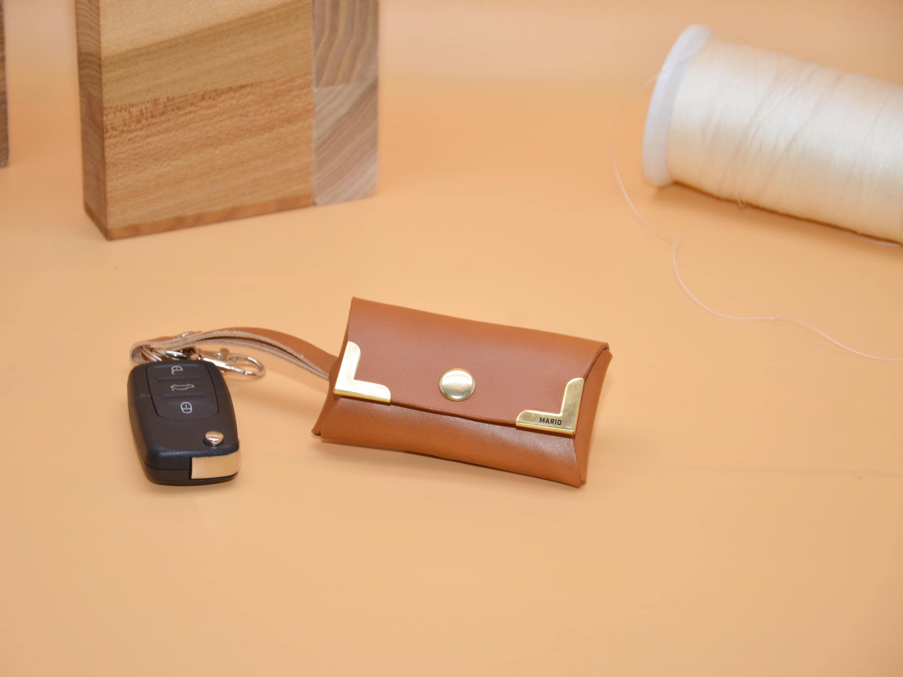 Leder-Schlüsseltasche mit Schlüsselring und Haken für Autoschlüssel | AirTag-Rückfach | Gravur auf Messing-Ecken | 9×5,5×2,5 cm