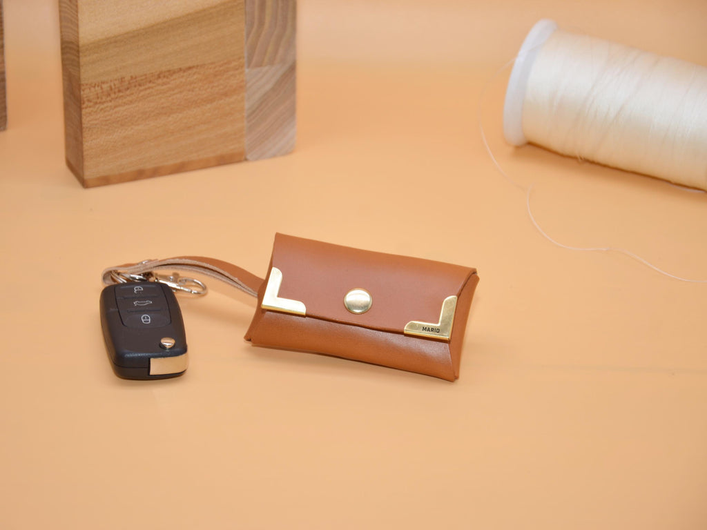 Leder Schlüsseltasche | Haken für Auto-Schlüssel | AirTag-Rückfach | Gravur auf Messing | 9×5,5×2,5 cm