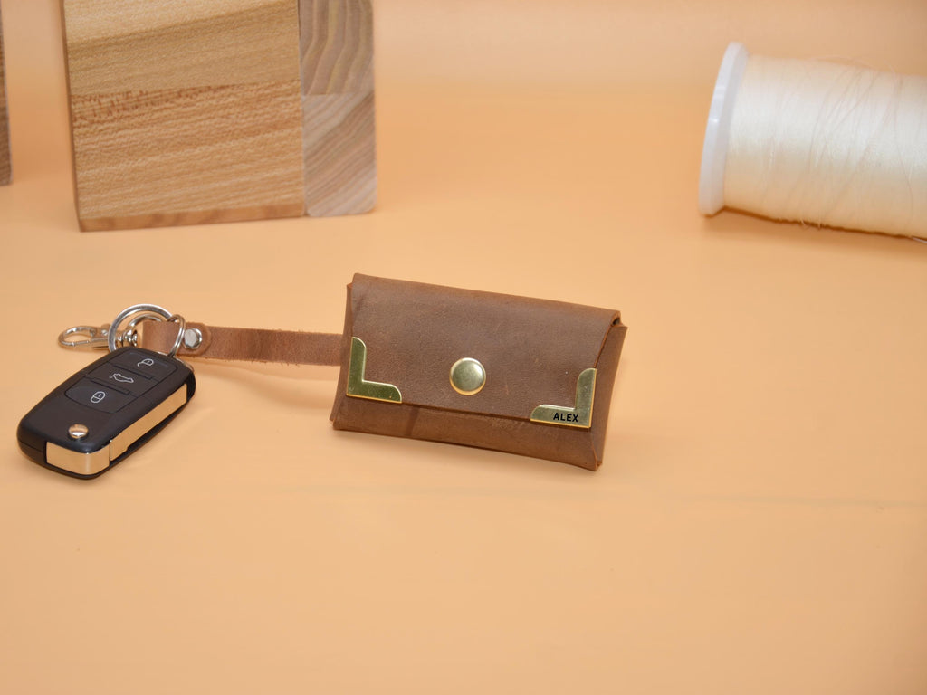 Leder Schlüsseltasche | Haken für Auto-Schlüssel | AirTag-Rückfach | Gravur auf Messing | 9×5,5×2,5 cm