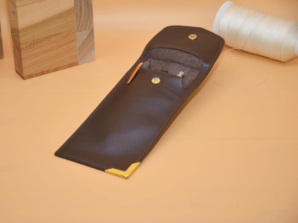 Federmappe aus Leder 21×10×1 cm – Monogramm auf Messing-Ecke, Handarbeit Berlin, geeignet für Stifte und Füllhalter