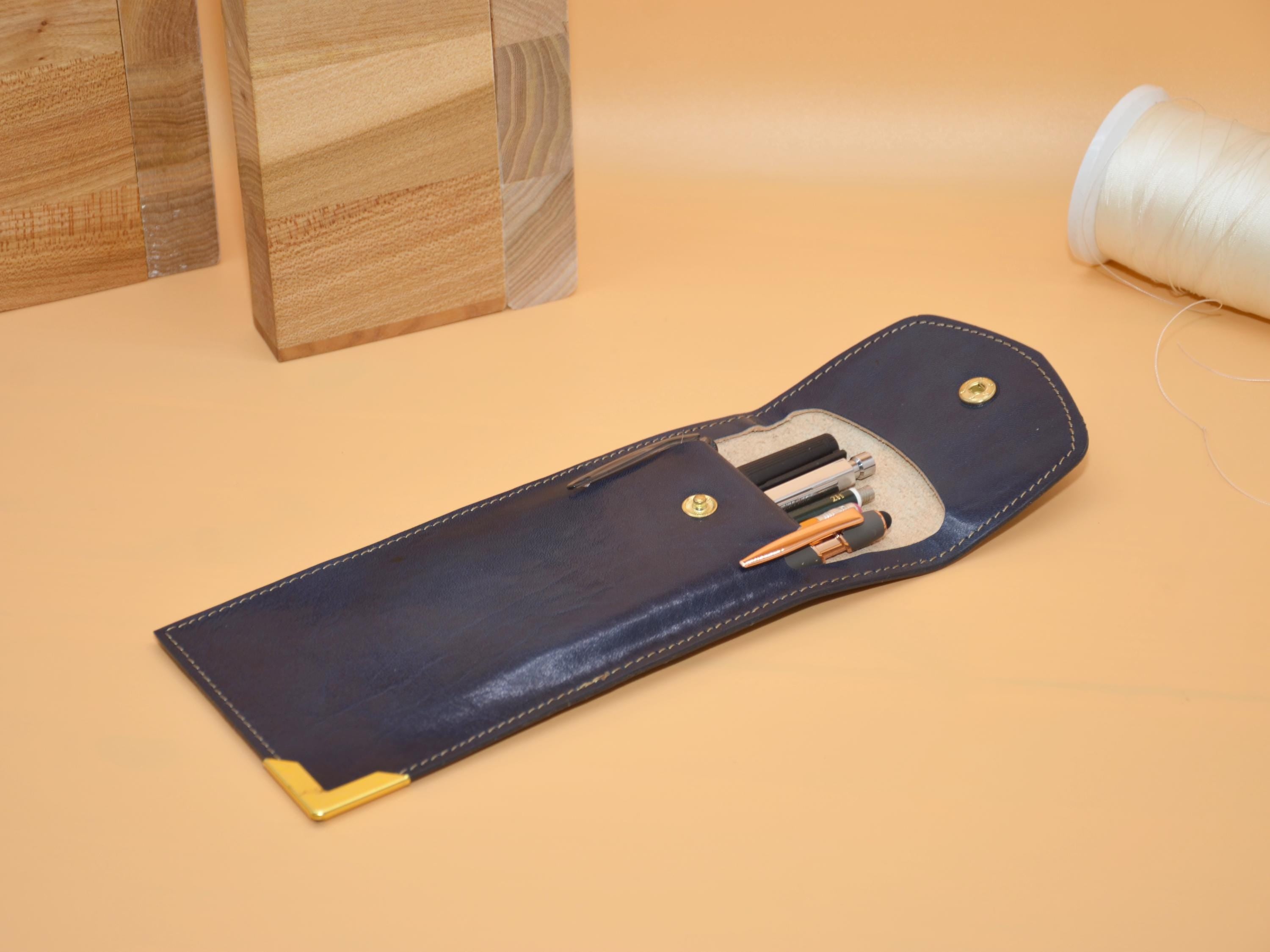 Leder Stifteetui mit Messing-Ecke für Monogramm, 21×10×1 cm – Handarbeit Berlin, passend für Stifte und Füllhalter