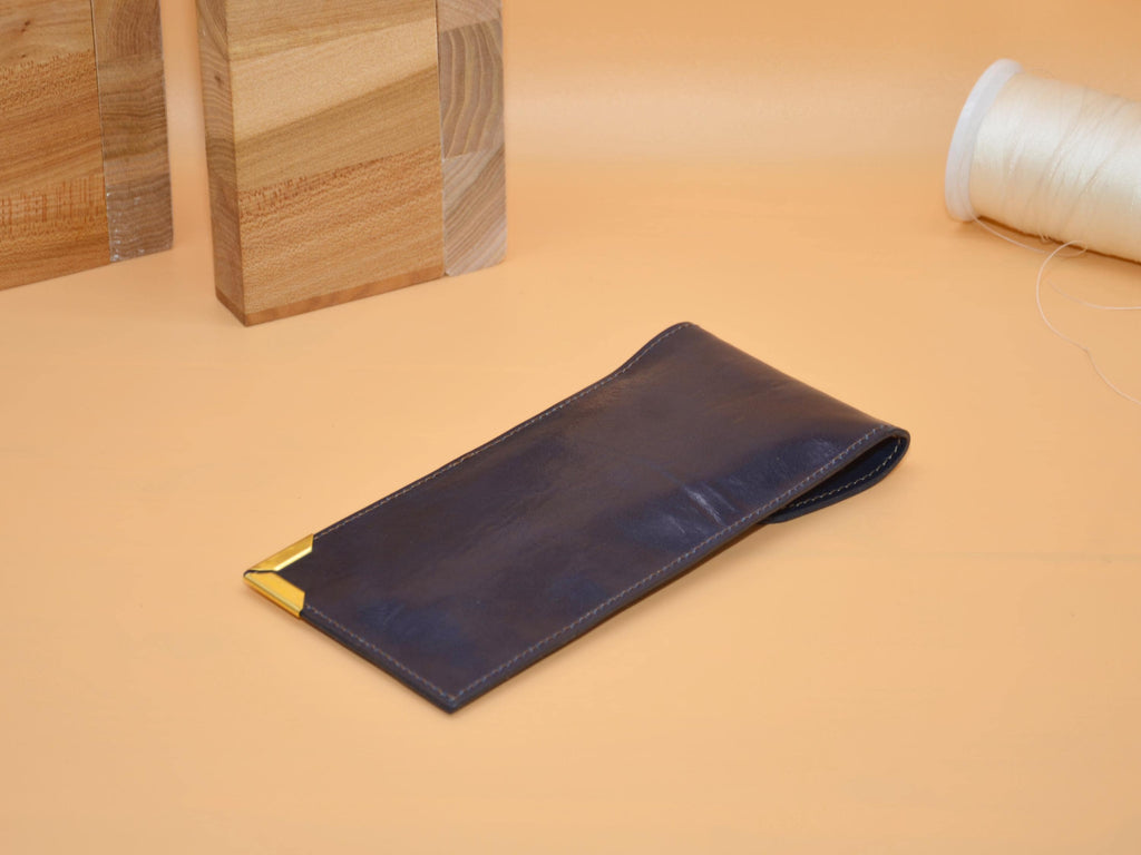 Federmappe aus Leder 21×10×1 cm – Monogramm auf Messing-Ecke, Handarbeit Berlin, geeignet für Stifte und Füllhalter