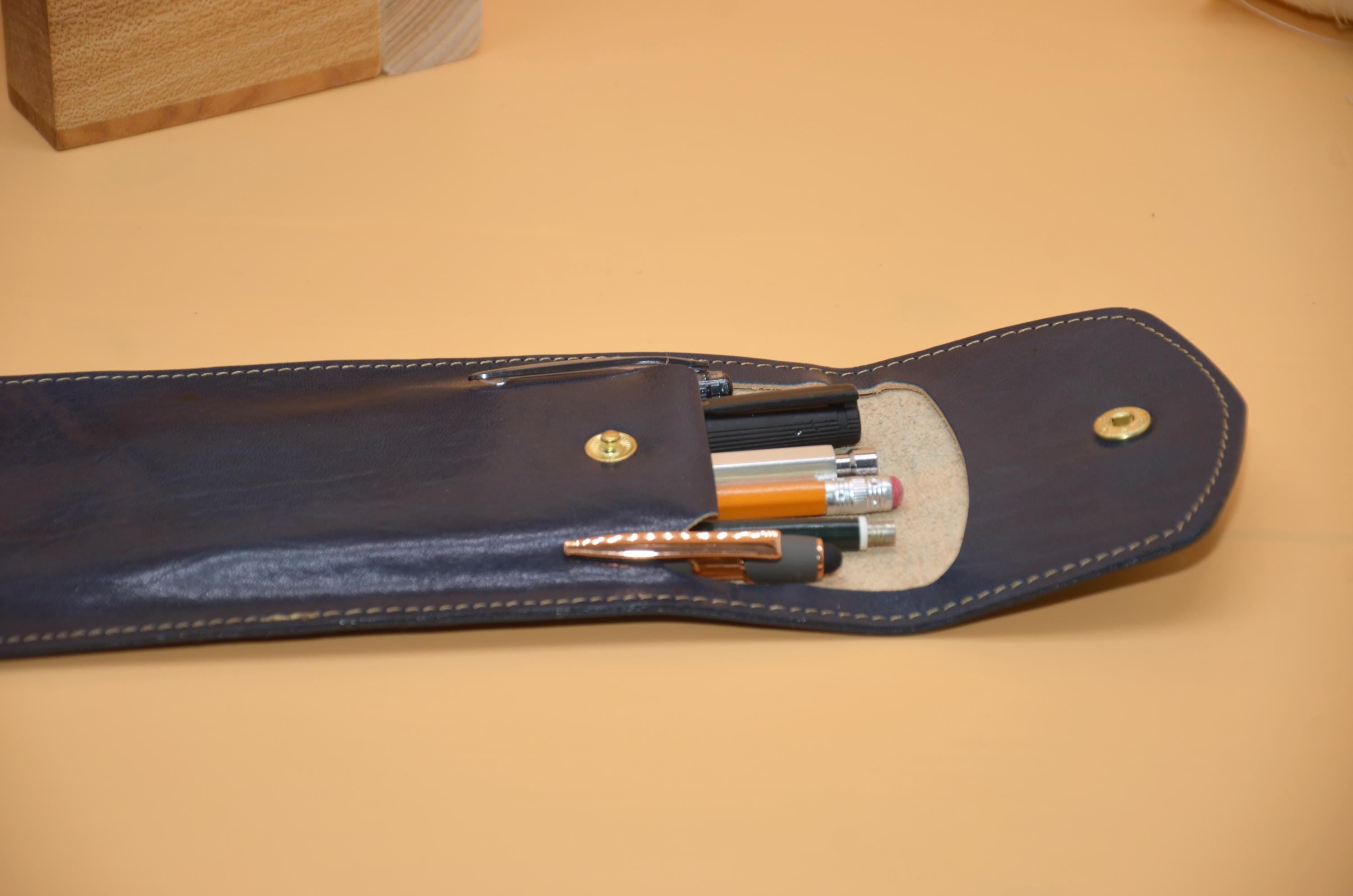 Stifteetui Leder 21×10×1 cm mit Messing-Ecke für Monogramm – Handarbeit Berlin, Platz für Stifte und Füllhalter