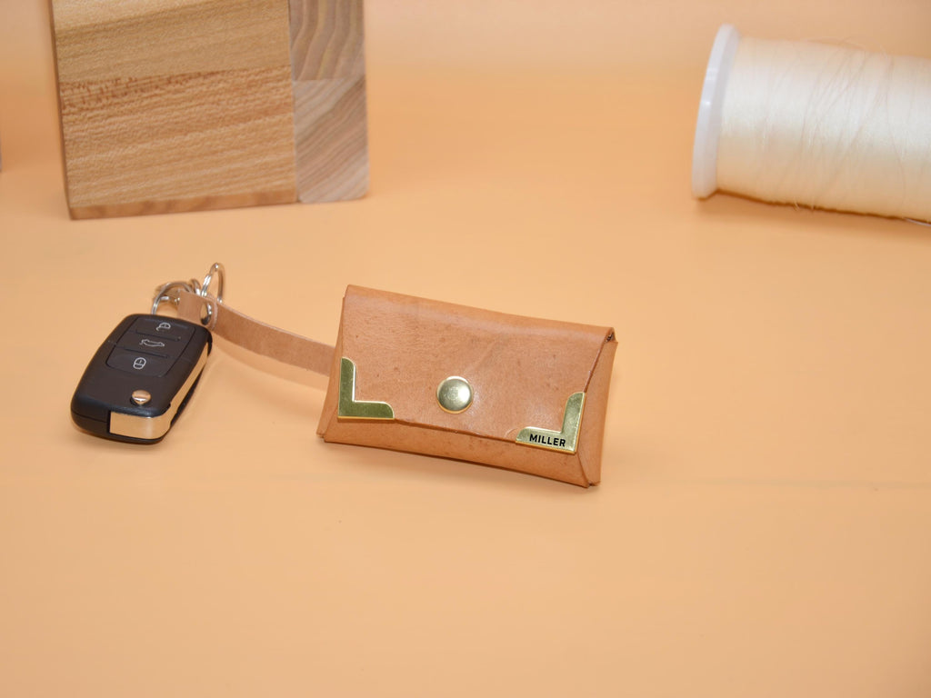 Leder-Schlüsseltasche | Schlüsselring | Autoschlüssel-Haken | AirTag-Rückfach | Gravur | 9×5,5×2,5 cm