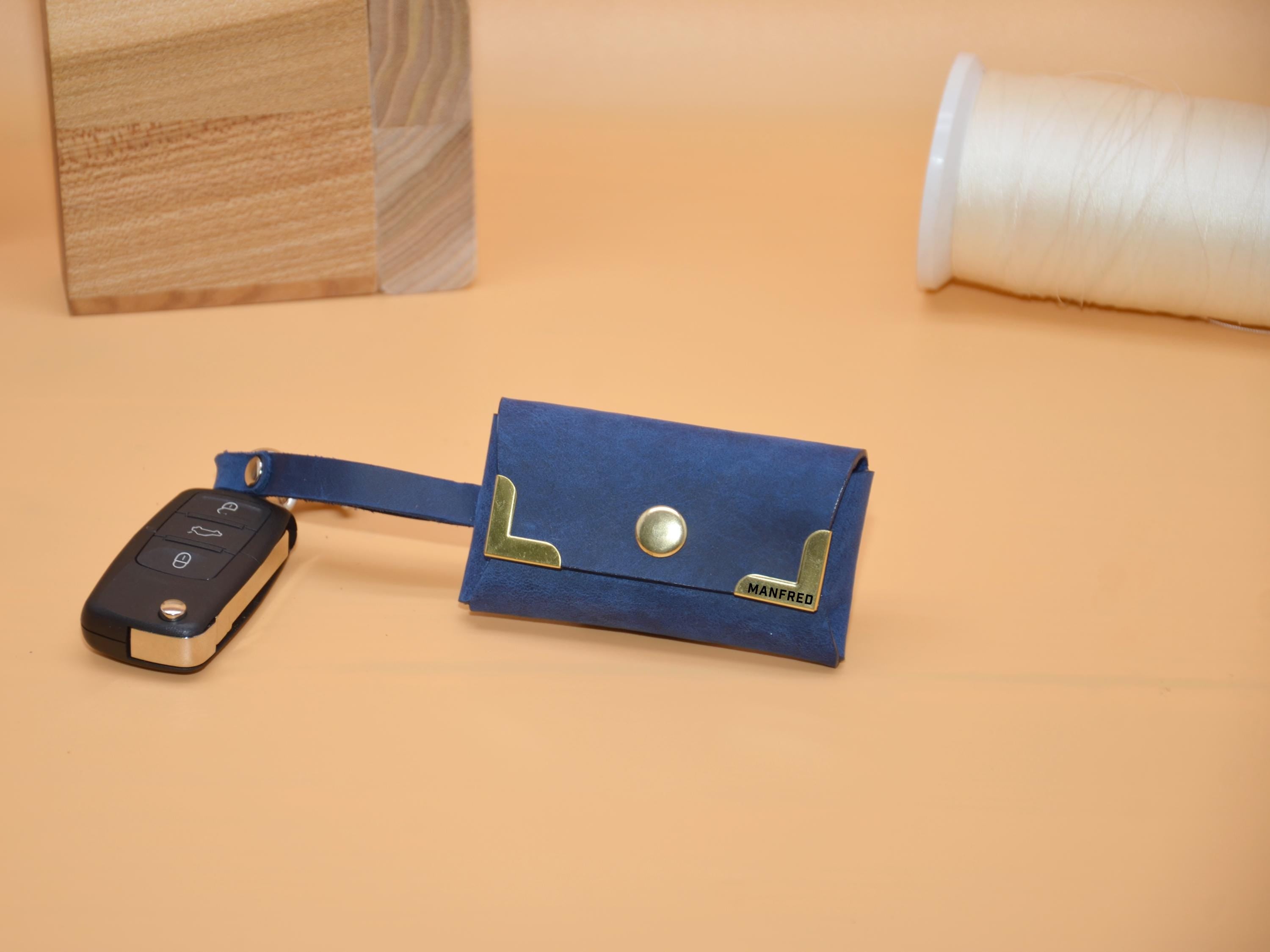 Leder-Schlüsseltasche mit Schlüsselring und Haken für Autoschlüssel | Rückfach für AirTag | Gravur auf Messing-Ecken | 9×5,5×2,5 cm