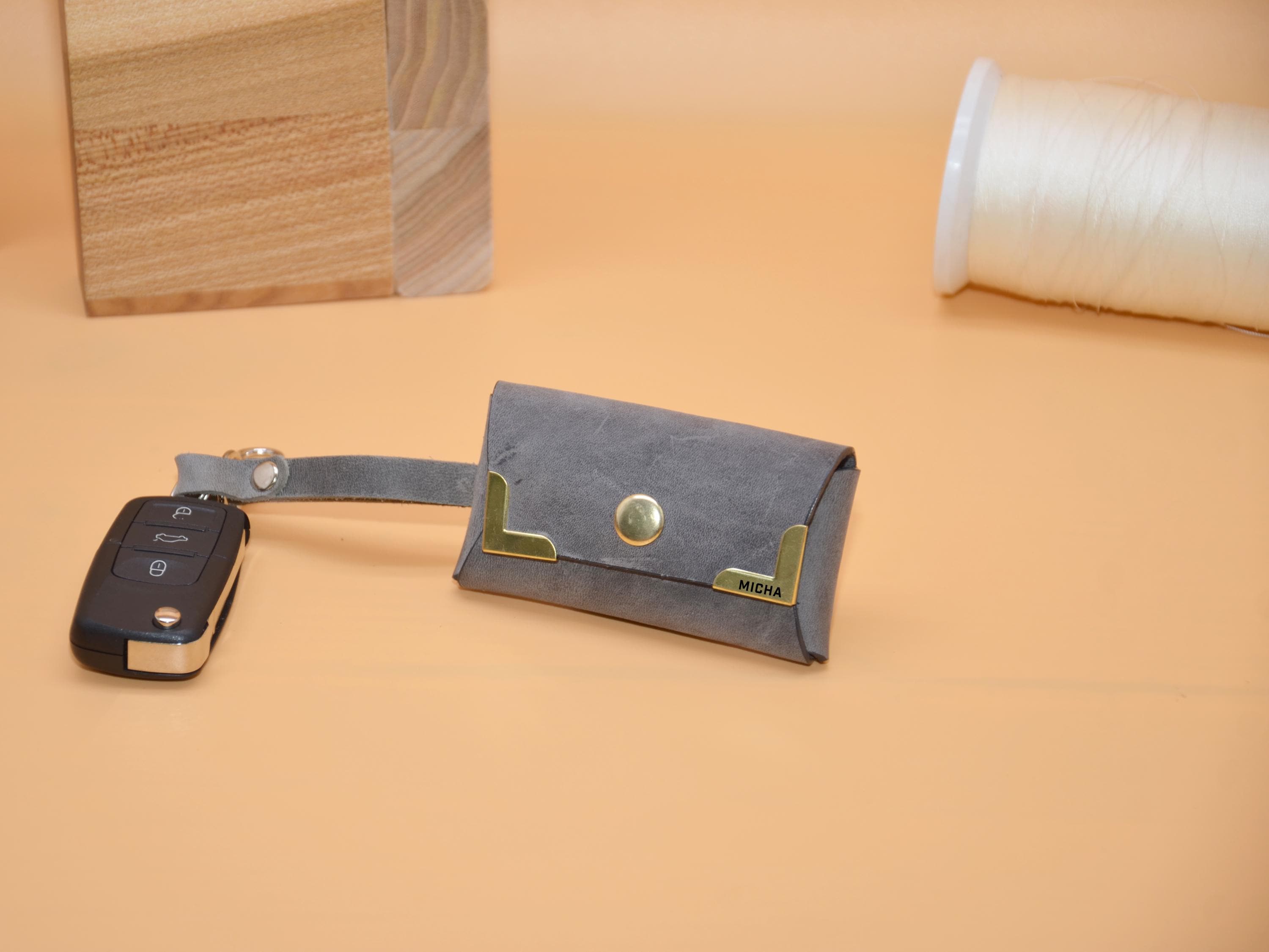 Leder Schlüsseltasche | Schlüsselring, Haken, AirTag-Rückfach | Gravur Messing | 9×5,5×2,5 cm